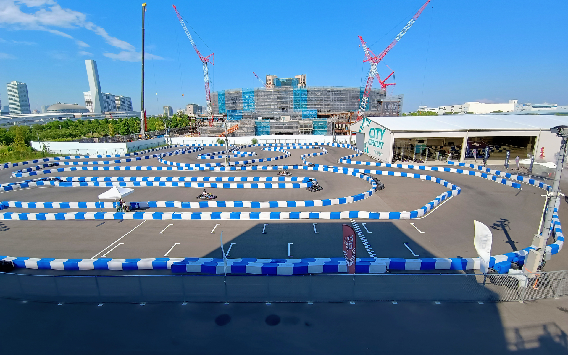 都市型サーキット「CITY CIRCUIT TOKYO BAY（シティサーキット東京ベイ）」。屋外コースのピットは建屋内にある