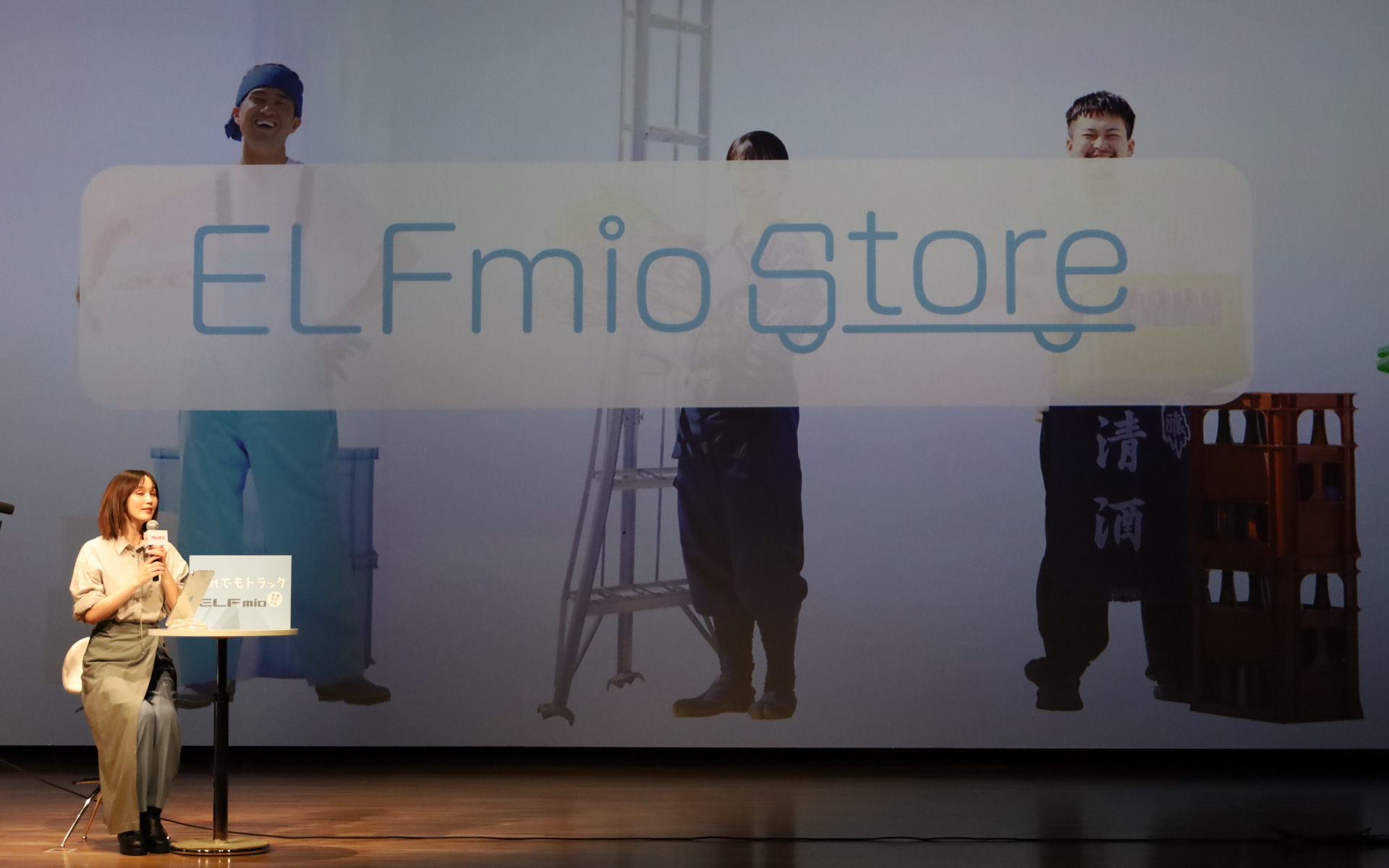 スマホでエルフミオがオーダーできるオンライン販売チャネル「ELFmioストア」の購入体験をする本田さん