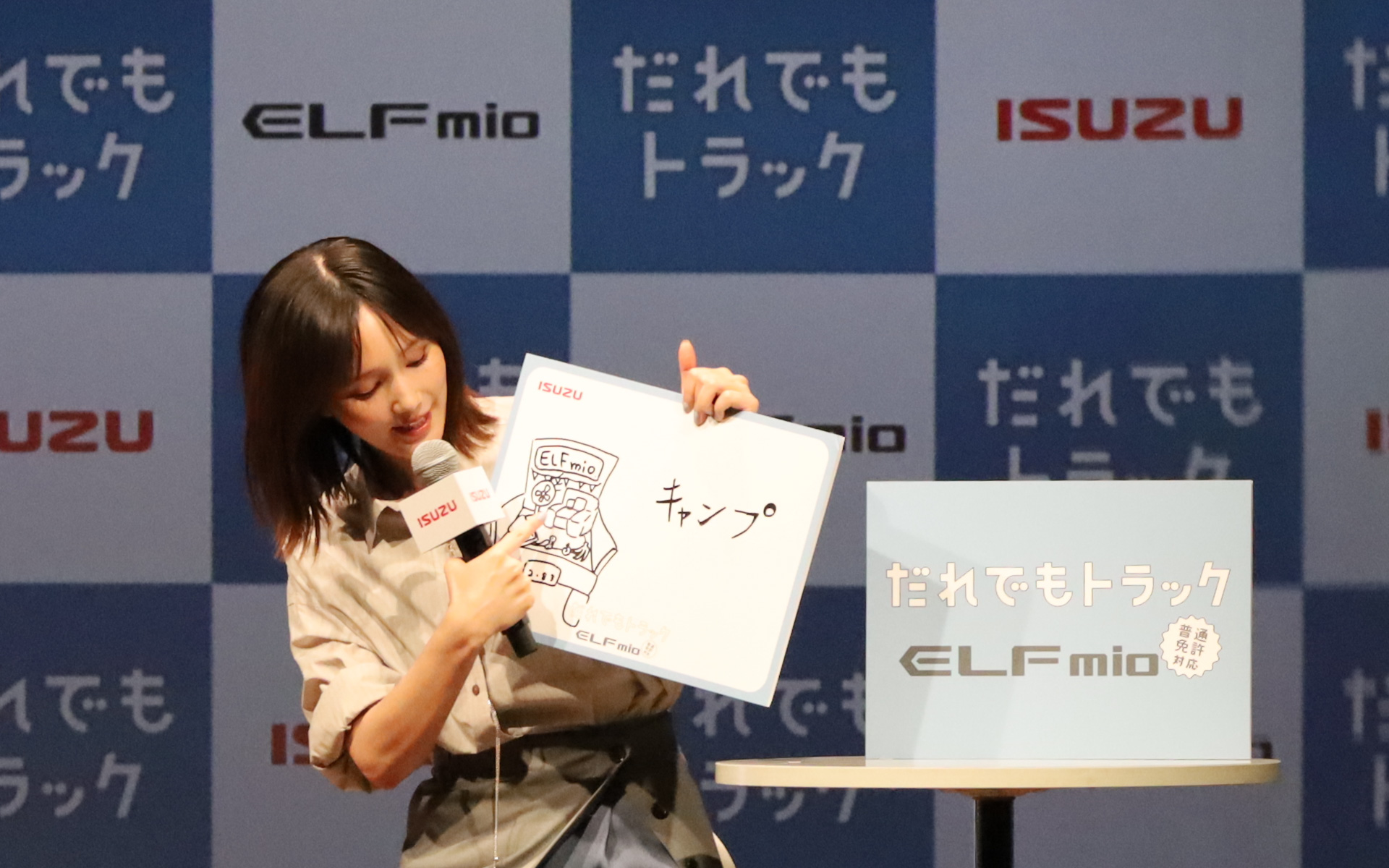 トラックをキャンプに活用してみたいと話す本田さん