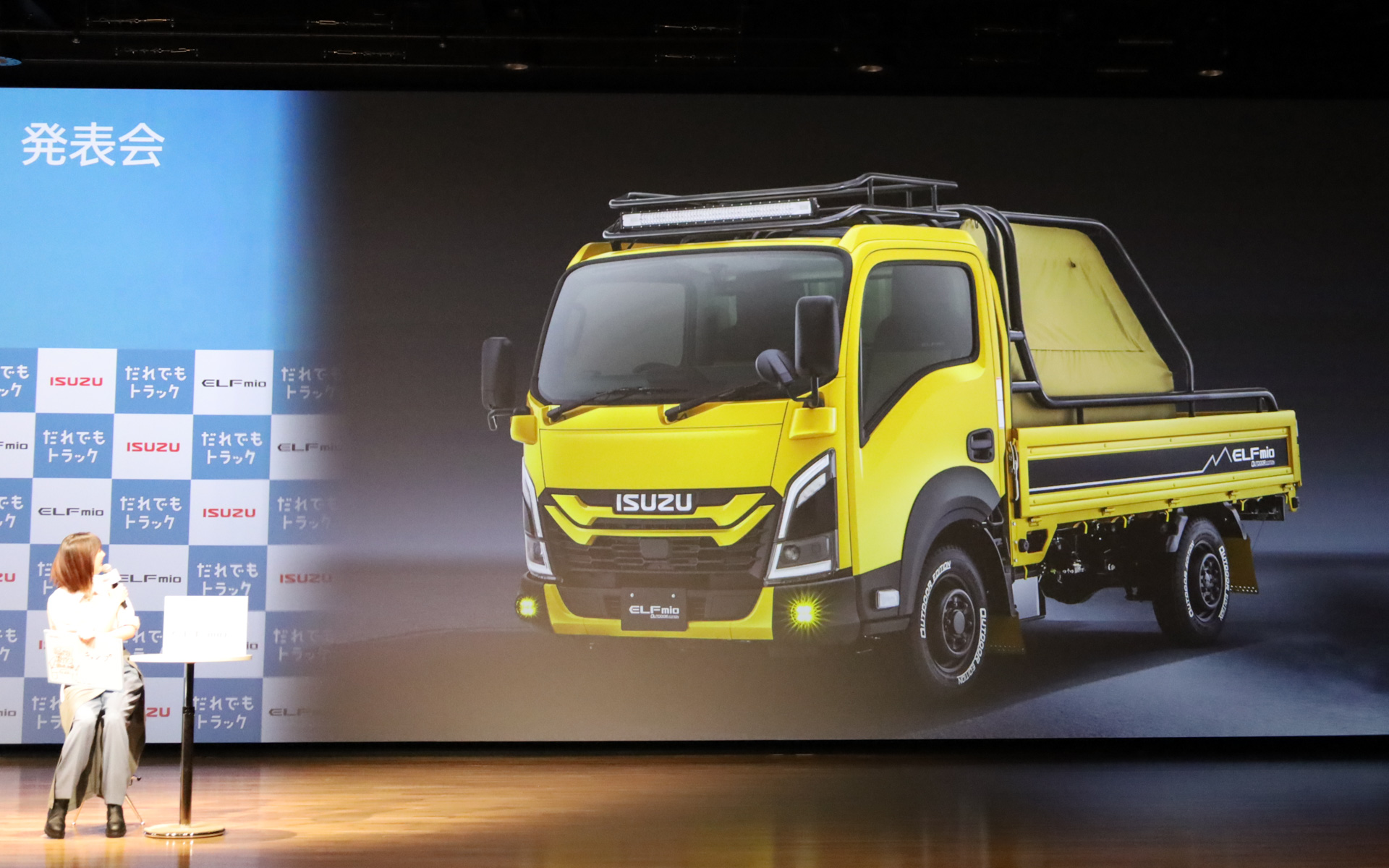 キャンプに活用してみたいと話す本田さんに、東京オートサロン2024に出展されたトラックの新しい使い方を提案するコンセプト車両「ELFmio OUTDOOR EDITION」が紹介された