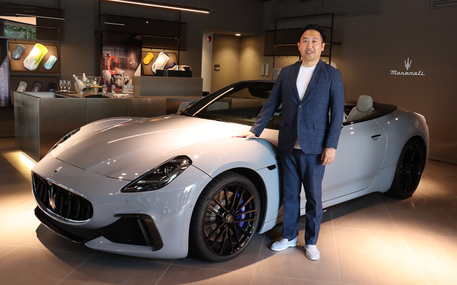 新型4人乗りオープンカー「グランカブリオ」とメディアプレビューで車両解説を行なったマセラティ ジャパン株式会社 業務執行取締役 ジャパン ジェネラルマネージャー 玉木一史氏