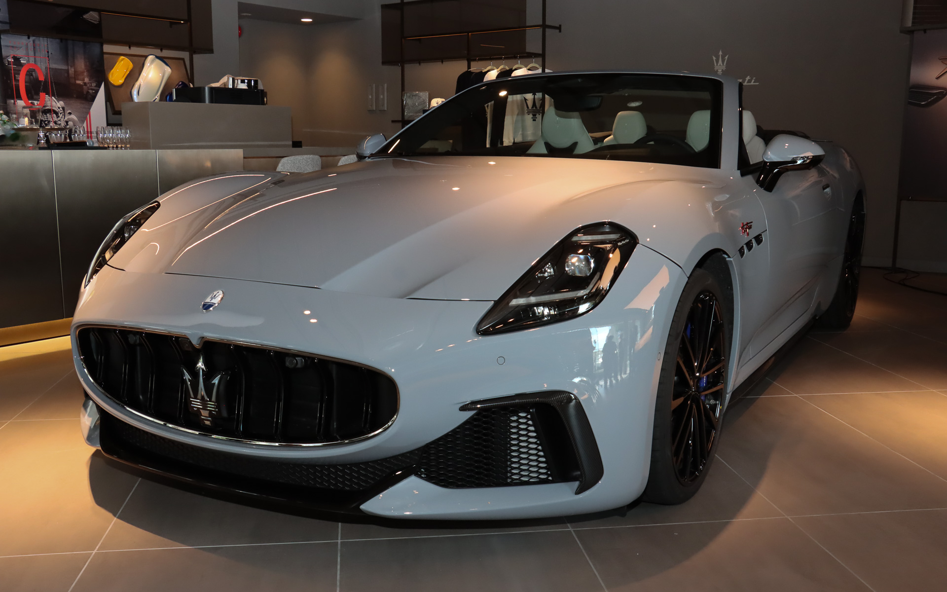 ボディサイズは4966×1957×1365mm（全長×全幅×全高。全幅はドアミラーを除く）、ホイールベースは2929mm