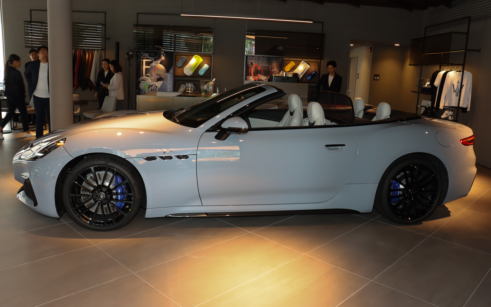 ボディサイズは4966×1957×1365mm（全長×全幅×全高。全幅はドアミラーを除く）、ホイールベースは2929mm