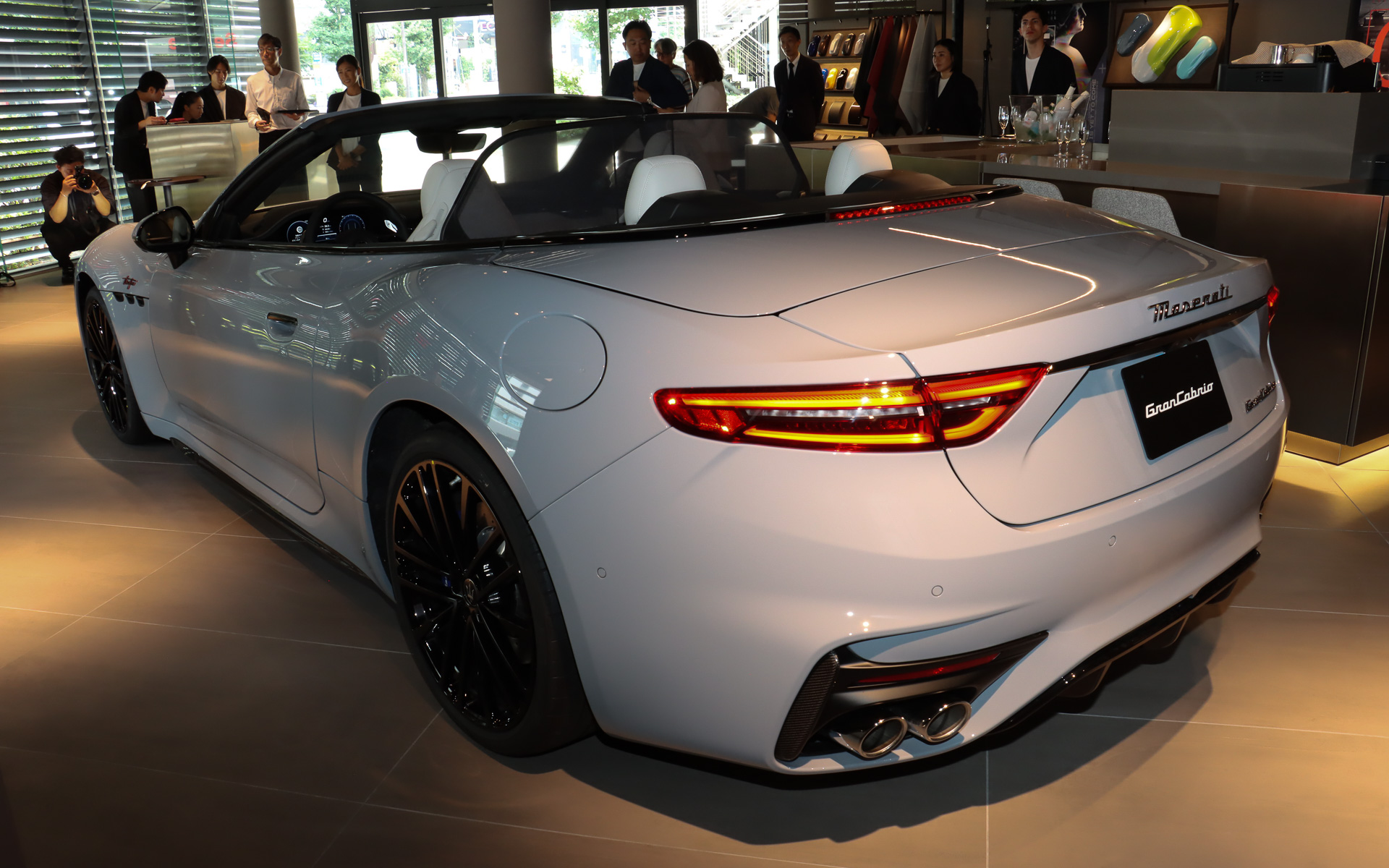 ボディサイズは4966×1957×1365mm（全長×全幅×全高。全幅はドアミラーを除く）、ホイールベースは2929mm