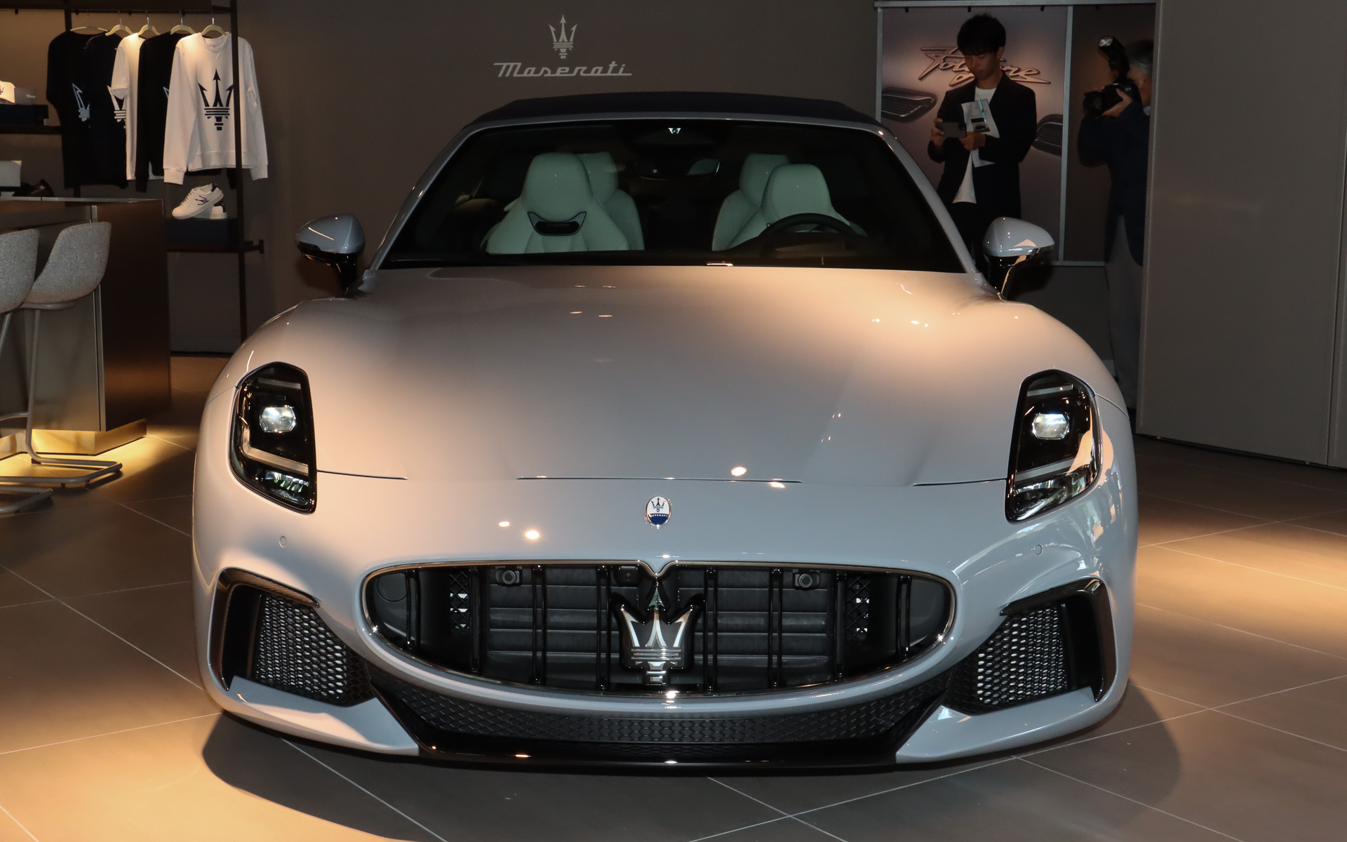 ボディサイズは4966×1957×1365mm（全長×全幅×全高。全幅はドアミラーを除く）、ホイールベースは2929mm