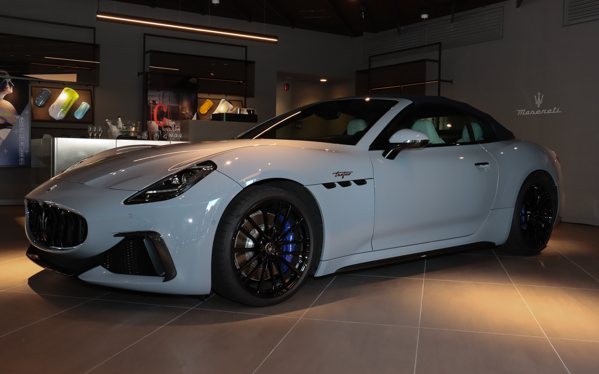 5色から選択できるファブリック製のソフトトップは14秒で電動格納の動作を完了。走行中でも50km/h以下なら開閉可能となっている