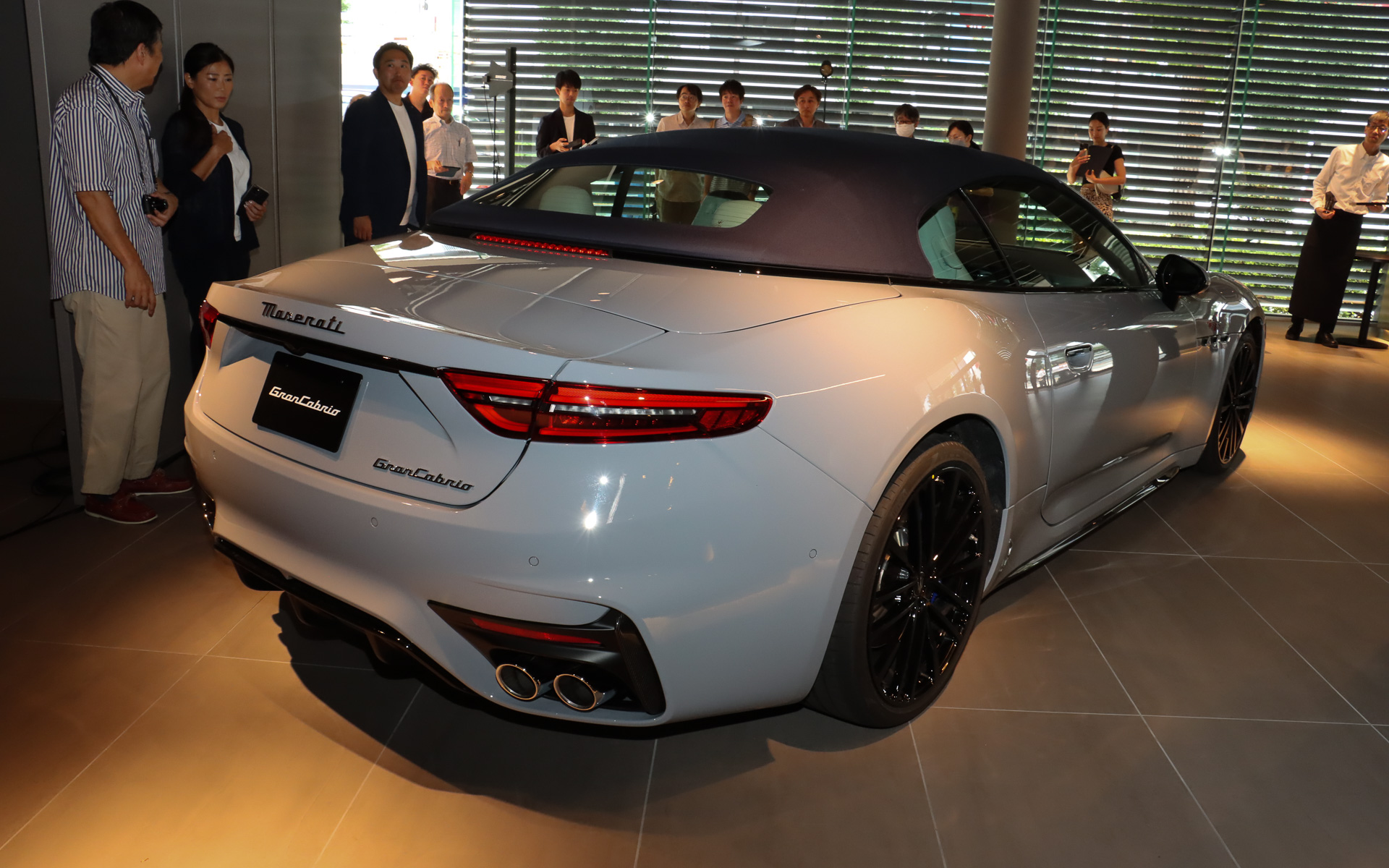 5色から選択できるファブリック製のソフトトップは14秒で電動格納の動作を完了。走行中でも50km/h以下なら開閉可能となっている