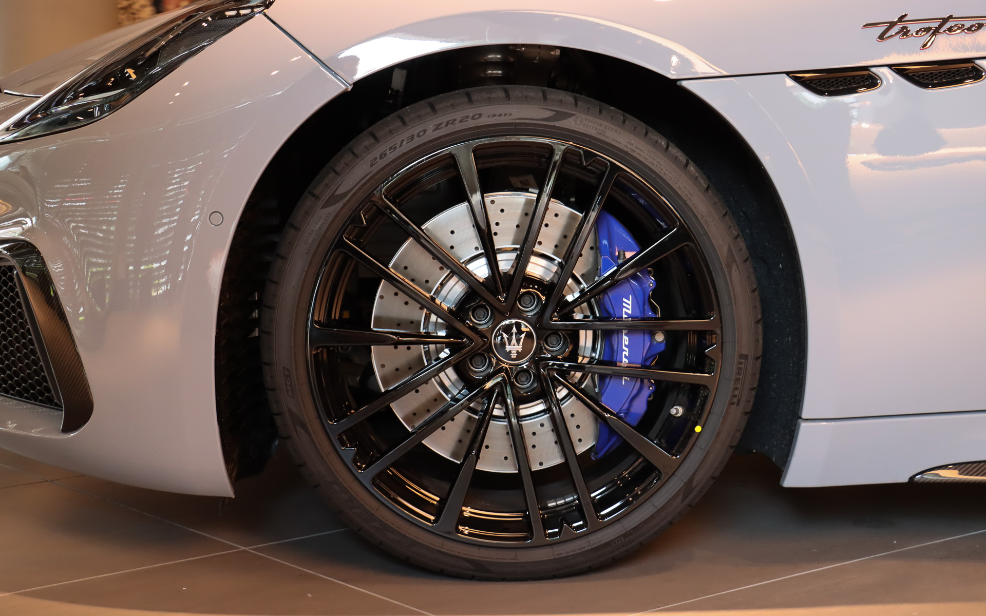 タイヤサイズはフロントが265/30ZR20、リアが295/30ZR21