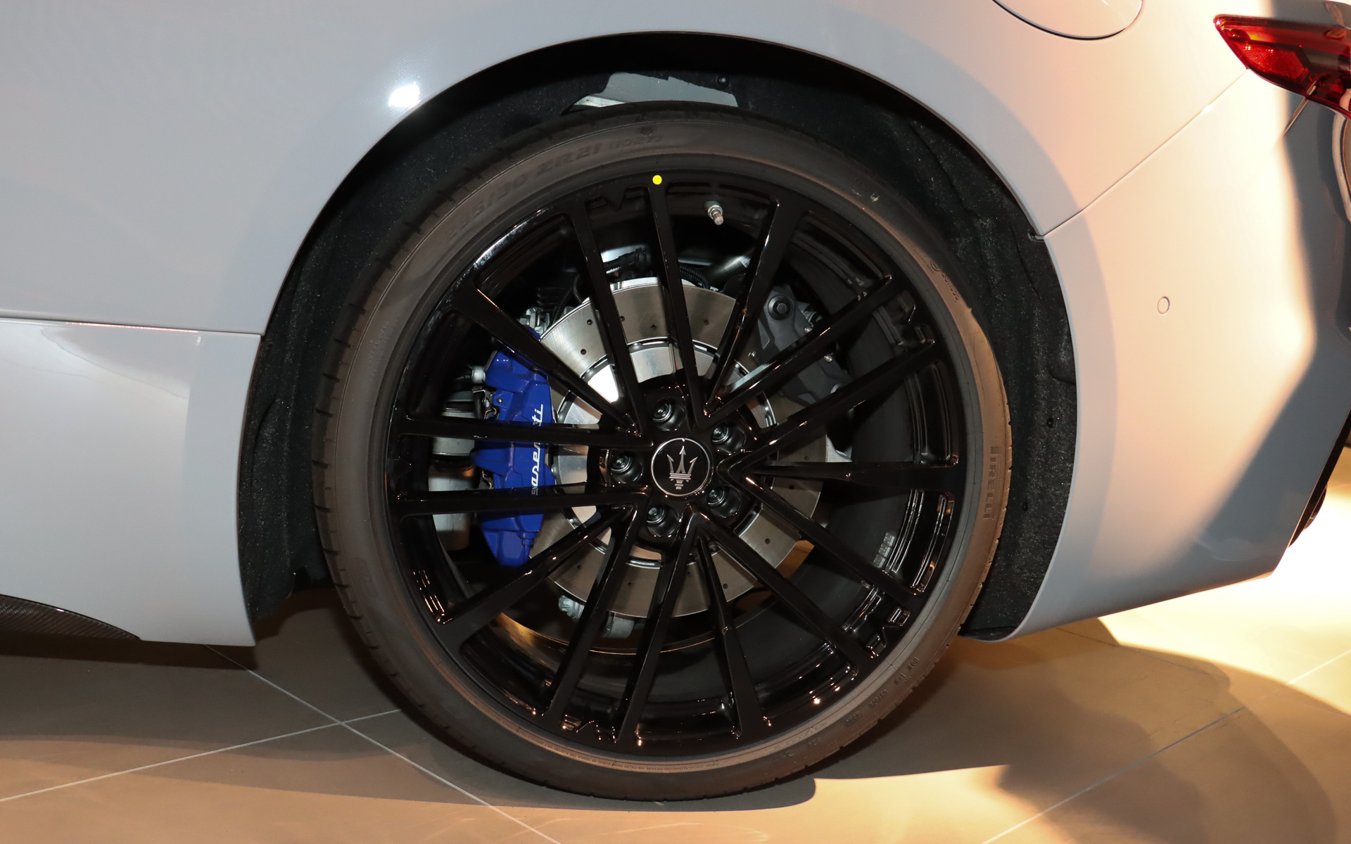 タイヤサイズはフロントが265/30ZR20、リアが295/30ZR21