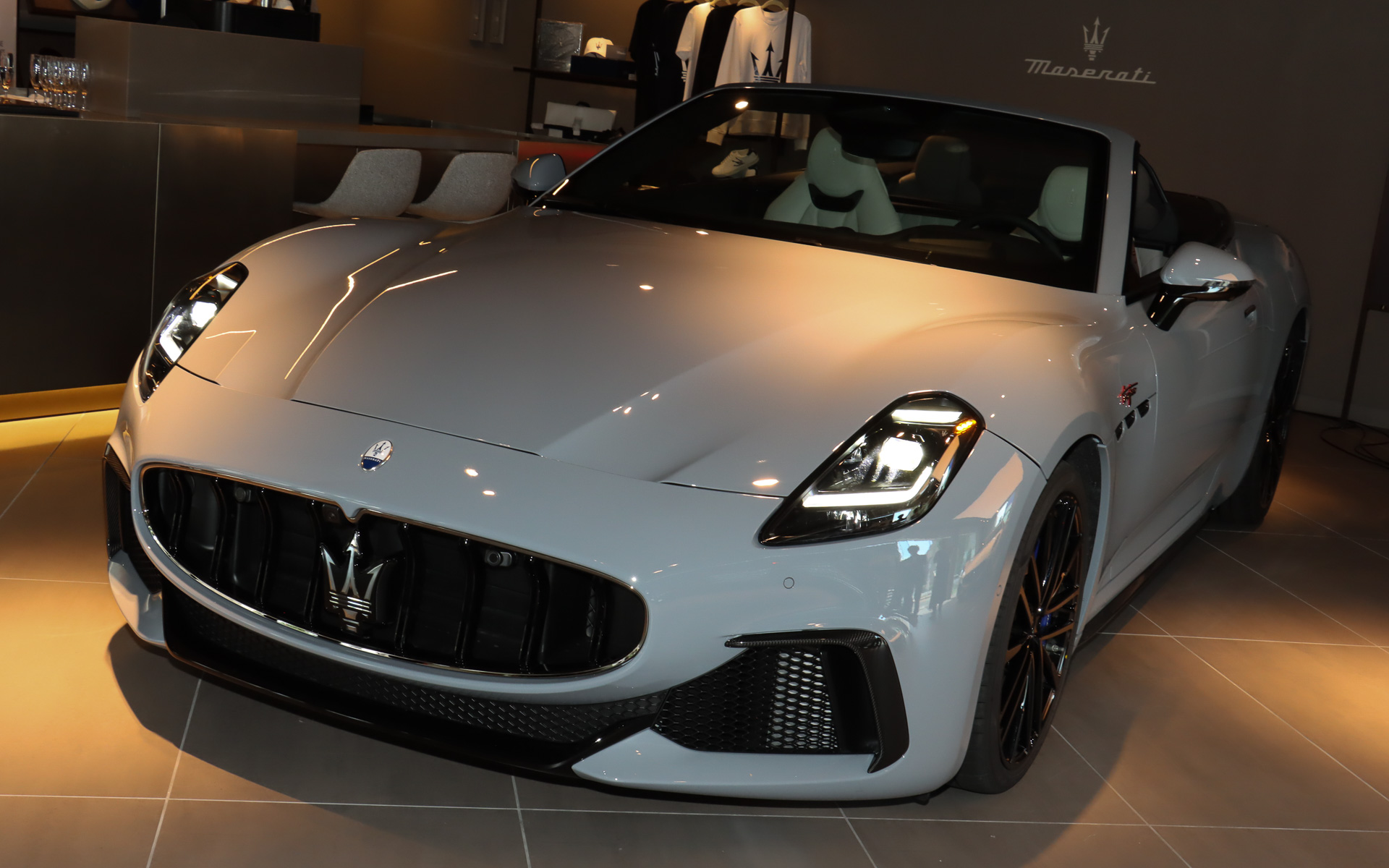 ヘッドライトはフルLEDタイプ