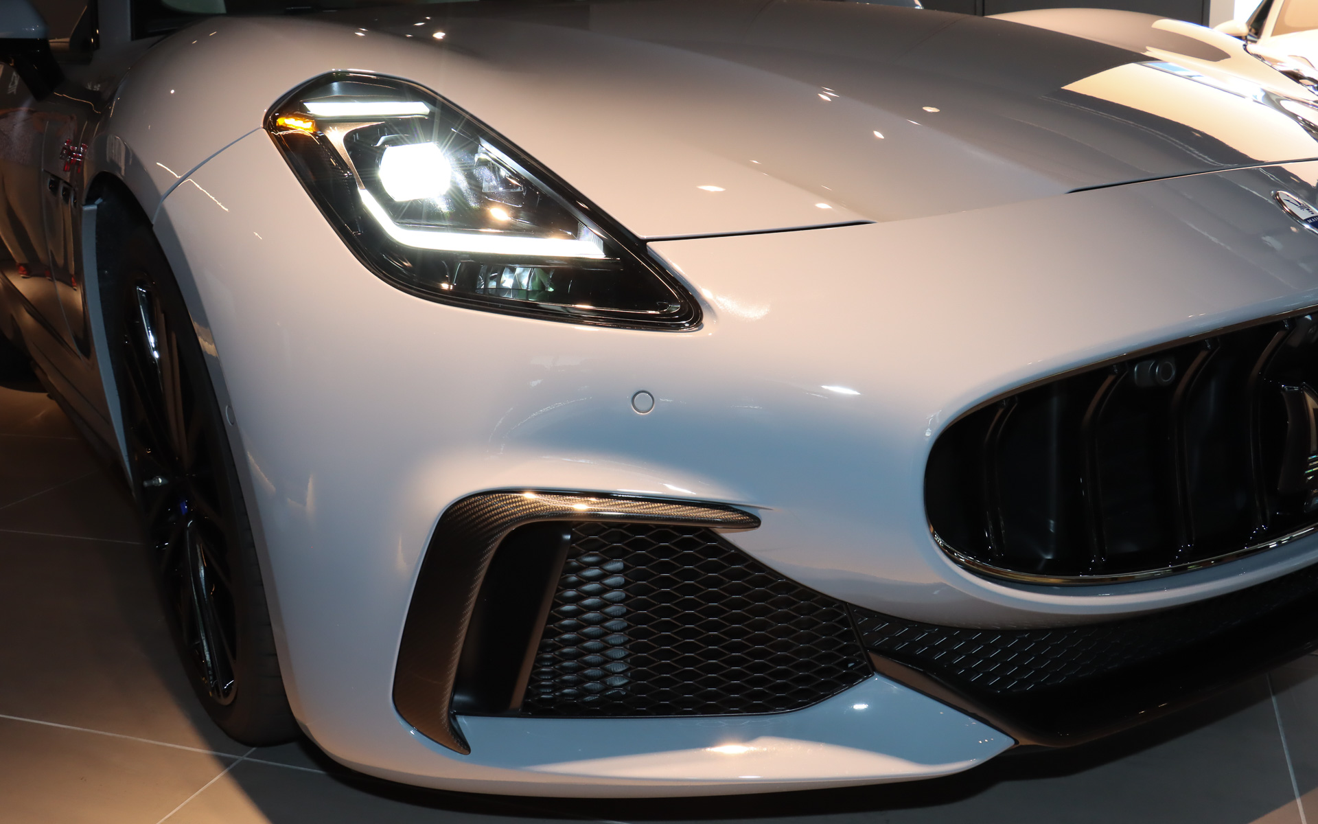 ヘッドライトはフルLEDタイプ