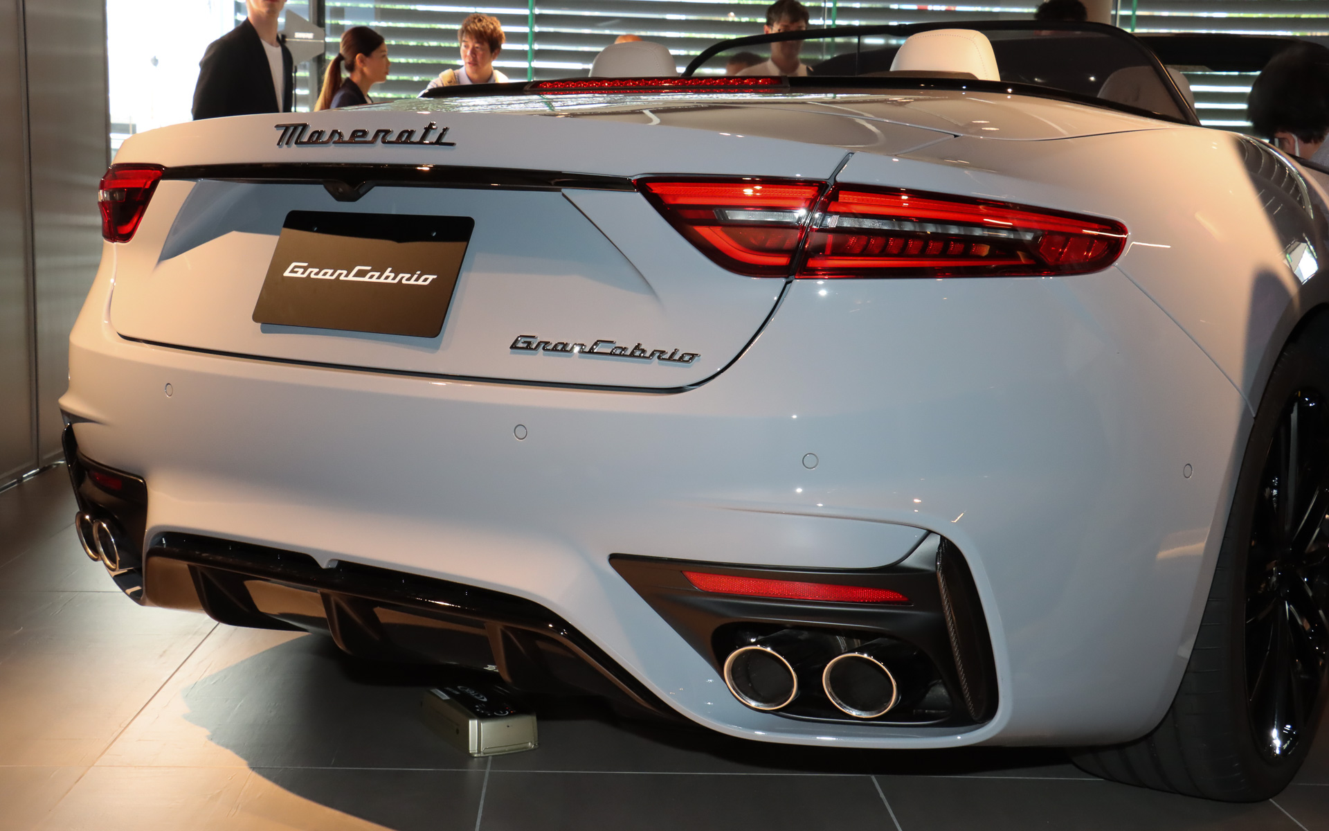 4本のエキゾーストパイプをリアバンパー両サイドから出すインテグレーテッドタイプ。リアバンパー中央部分はディフューザー形状となっている