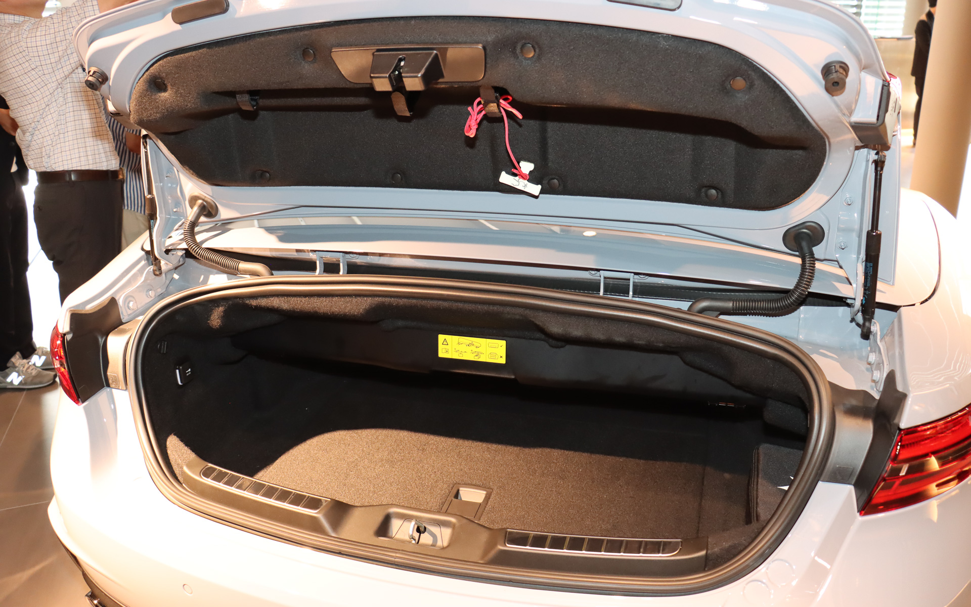 ソフトトップの格納スペースを必要最小限に抑え、“4人分の荷物を収納可能”というトランクを実現