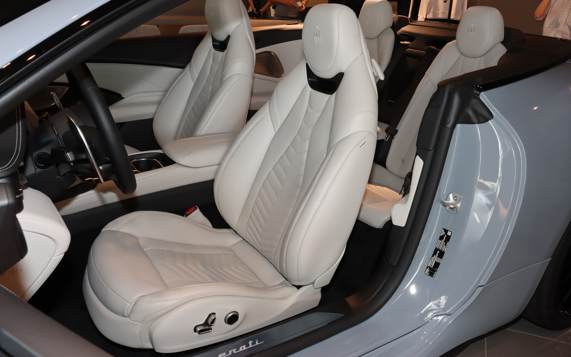 フロントシートの首もとに温風を吹き出す「ネックウォーマー」を標準装備。送風温度は3段階から選択可能