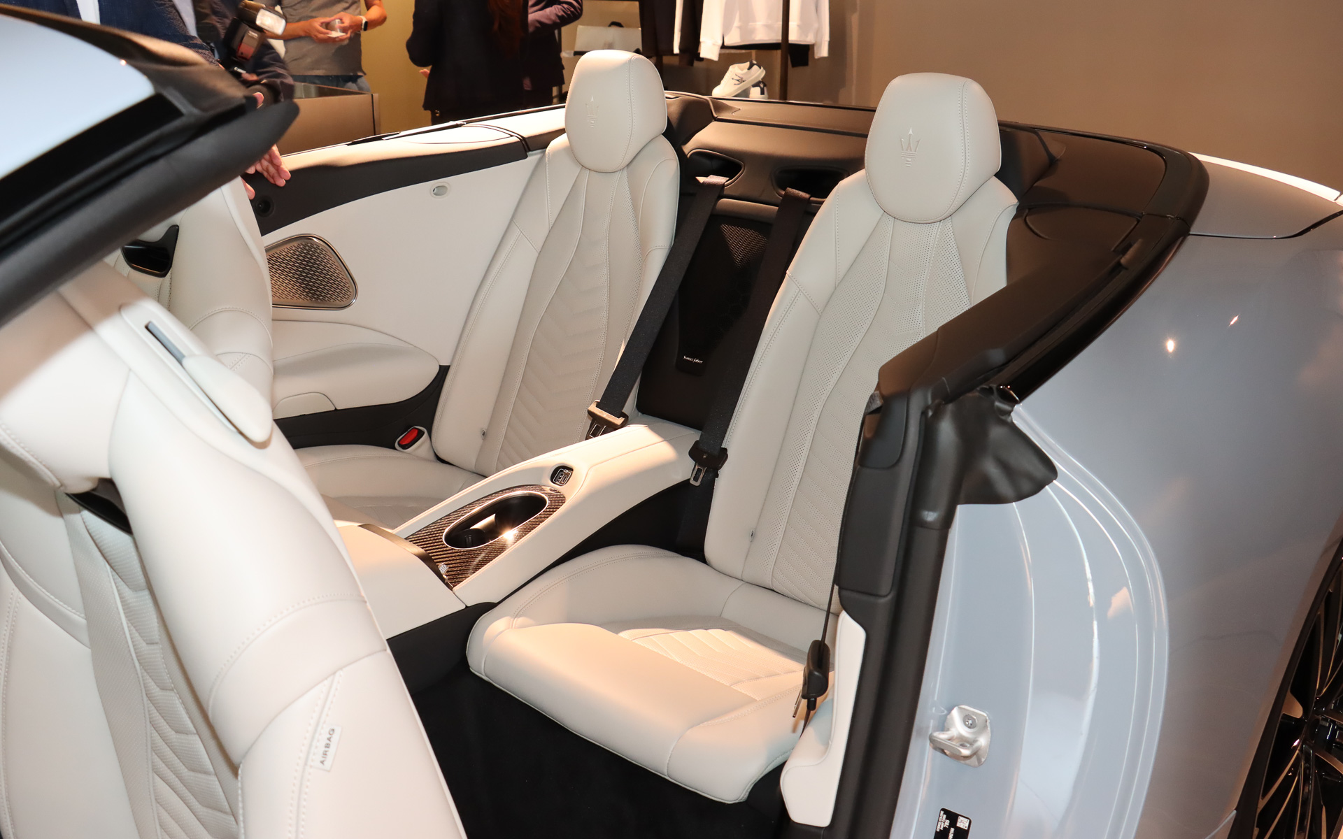 リアシートもセンターアームレストを備えるセパレートタイプ