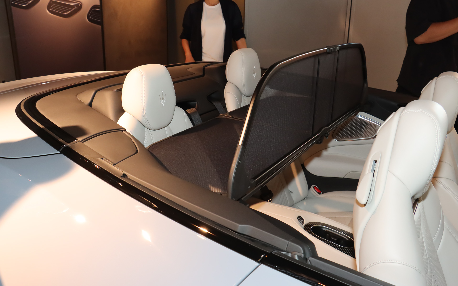 2分割でリアシートをカバーする「ウインドストッパー」を標準装備。2人乗車時に取り付けて乱流を抑え、より快適なオープンエアドライブを楽しめるようにする