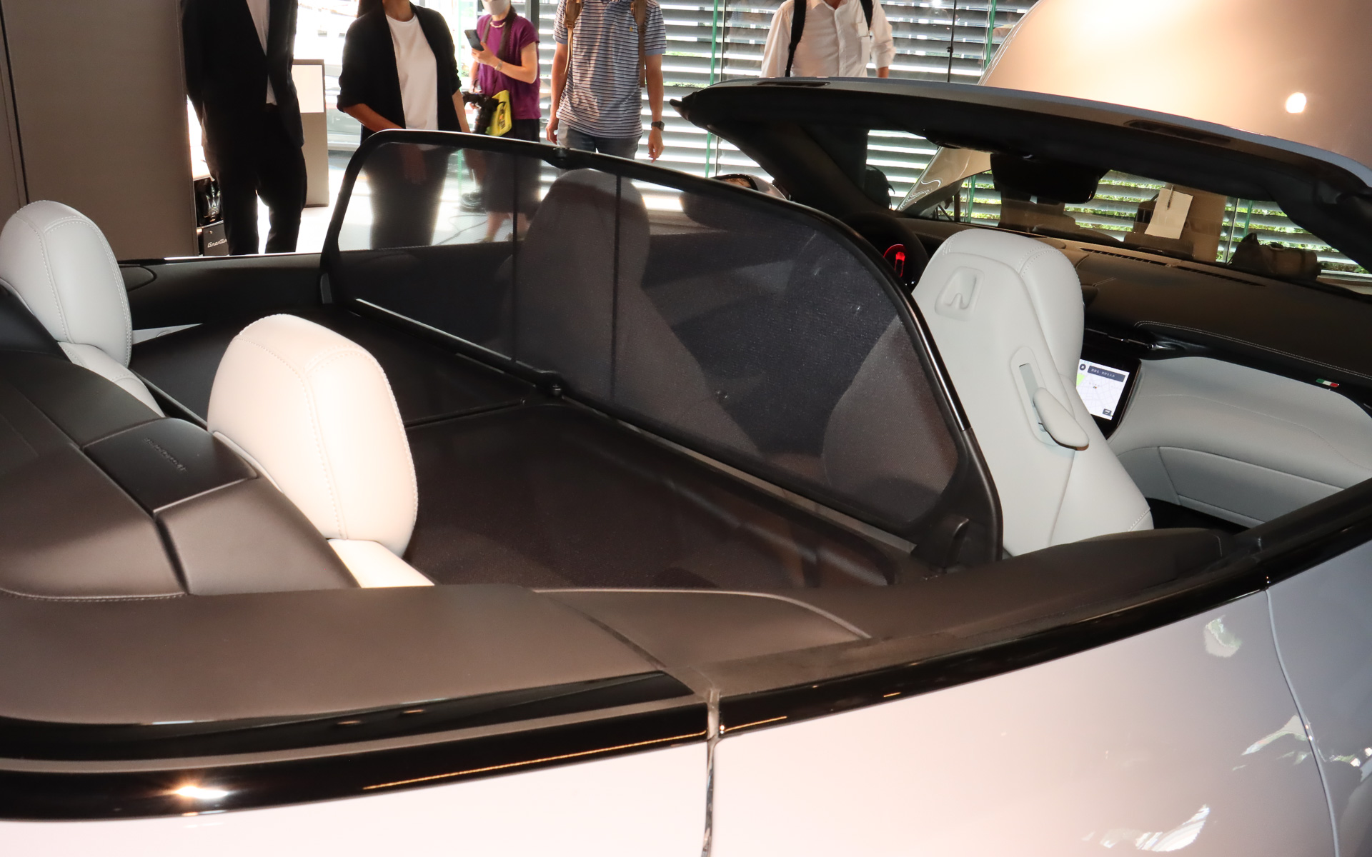 2分割でリアシートをカバーする「ウインドストッパー」を標準装備。2人乗車時に取り付けて乱流を抑え、より快適なオープンエアドライブを楽しめるようにする