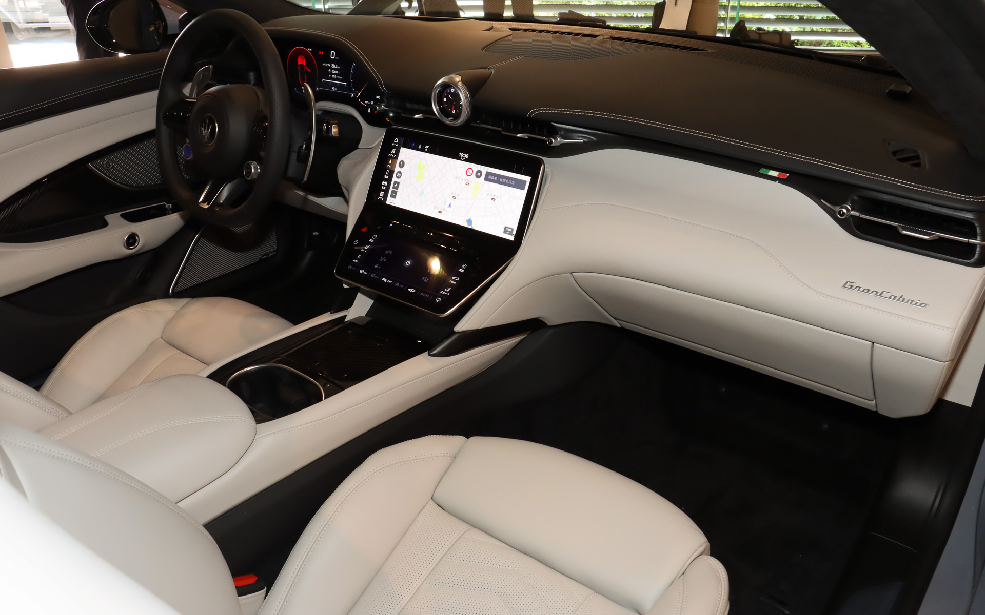 車内のソフトパッドにはレザー素材が使用され、美しいステッチが施される