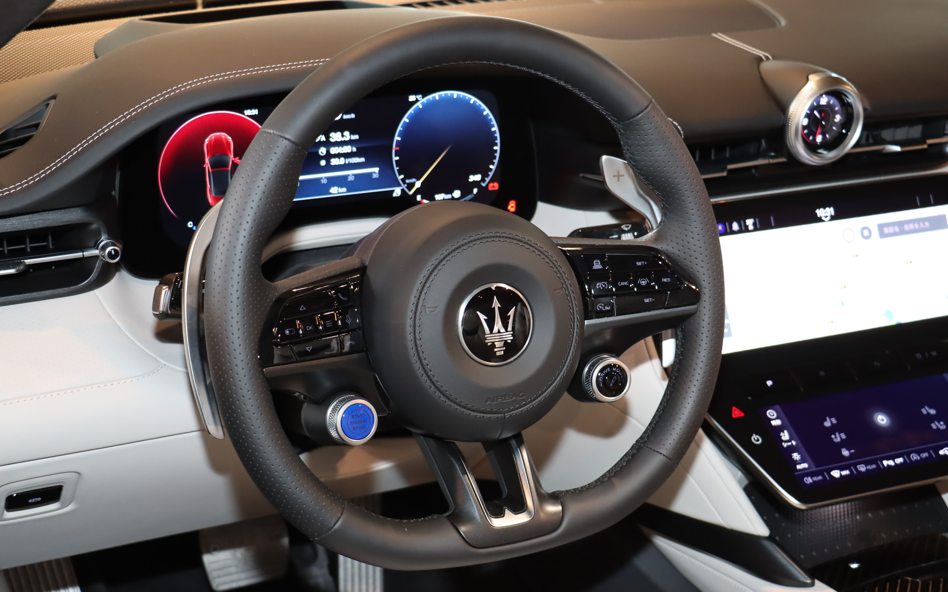 レザーステアリングのスポーク部分に「VDCM」（車両ドメインコントロールモジュール）のダイヤルスイッチを装備