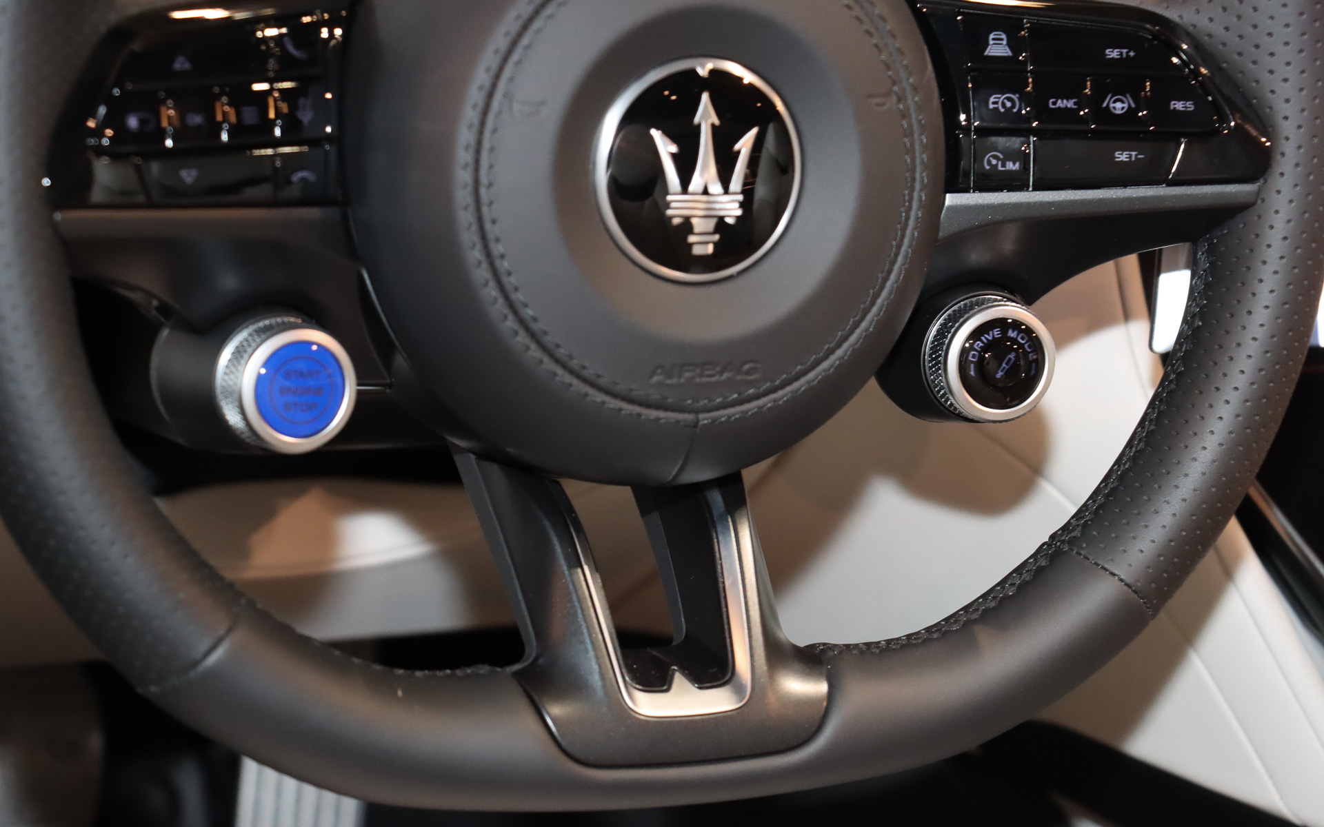 レザーステアリングのスポーク部分に「VDCM」（車両ドメインコントロールモジュール）のダイヤルスイッチを装備