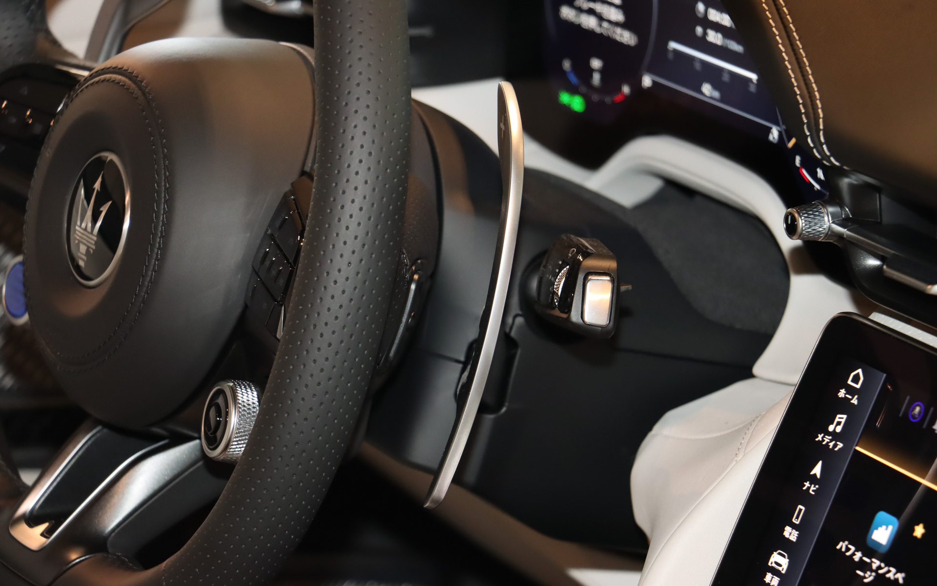 ステアリングから手を離すことなく8速ATをシフトチェンジできる大型のパドルシフトを装備