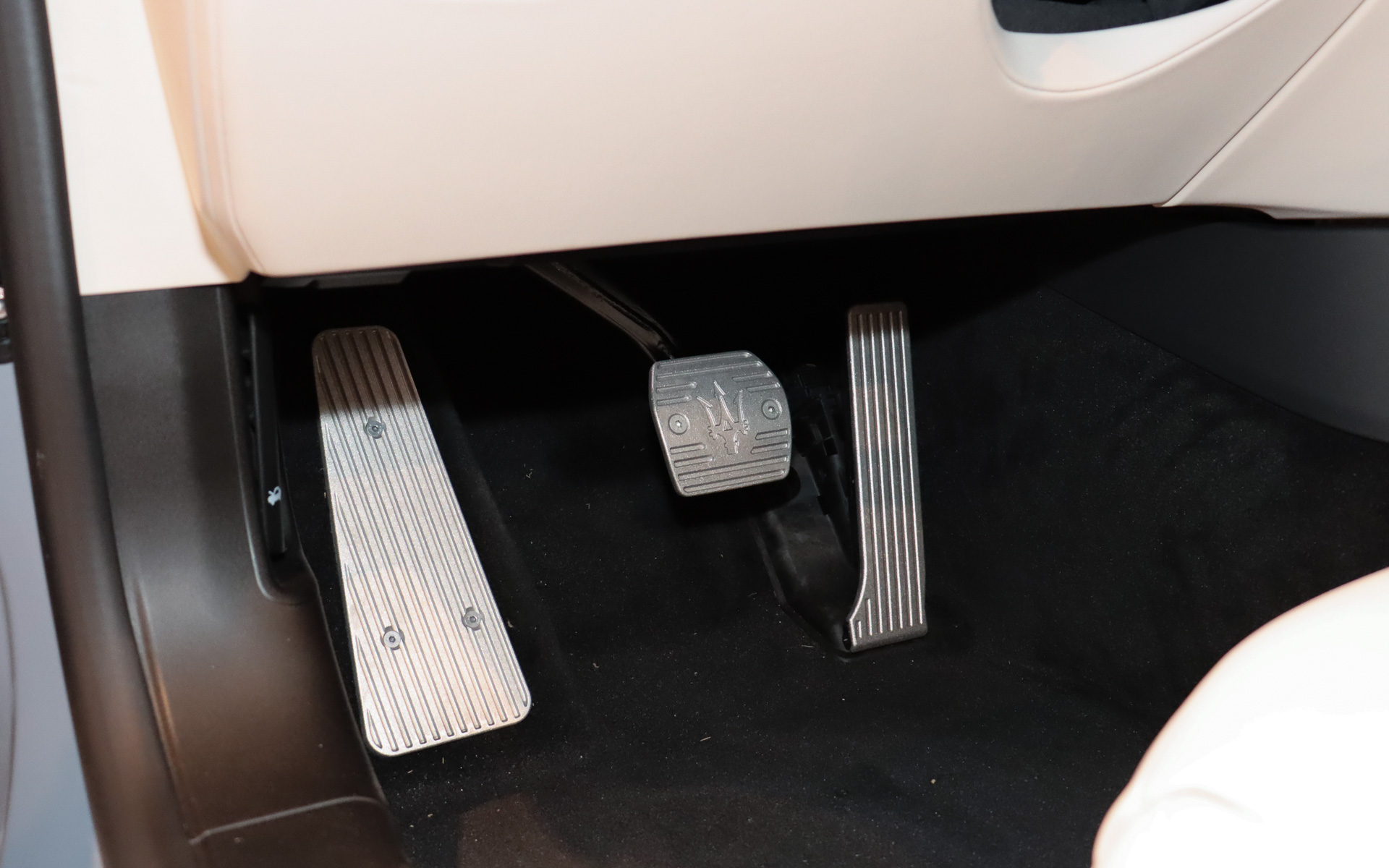 アクセルペダルはオルガン式。大型のフットレストも備える