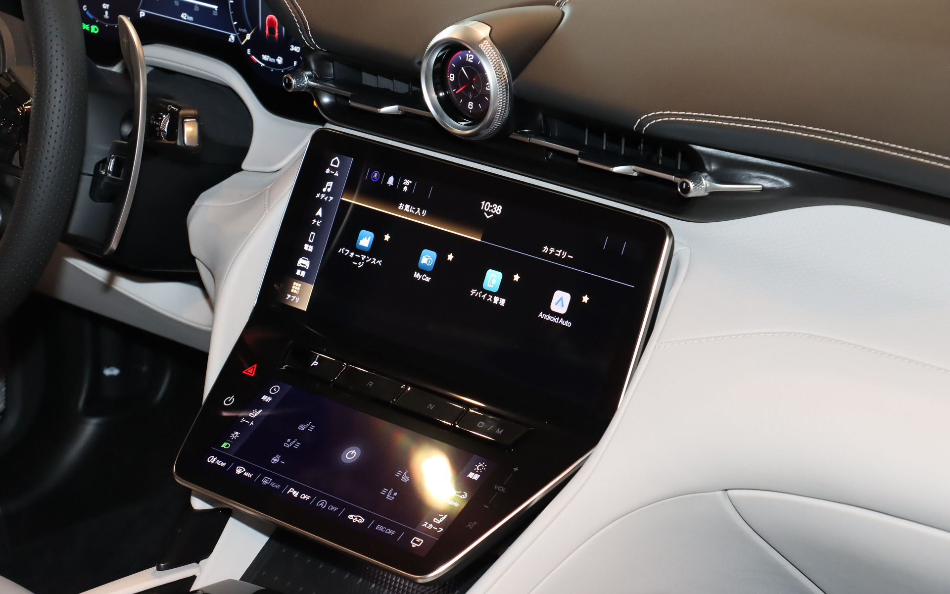 インパネ中央に「MIA」（マセラティ・インテリジェント・アシスタント）マルチメディアシステムの12.3インチセンターディスプレイを装備