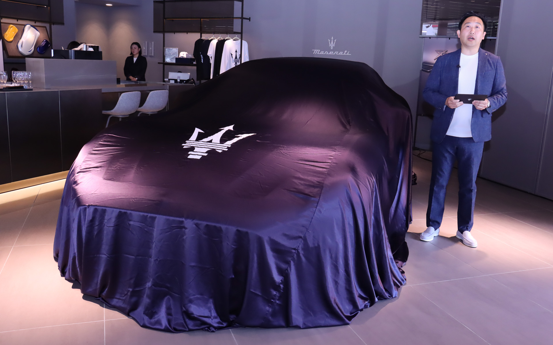 新型グランカブリオをアンベール