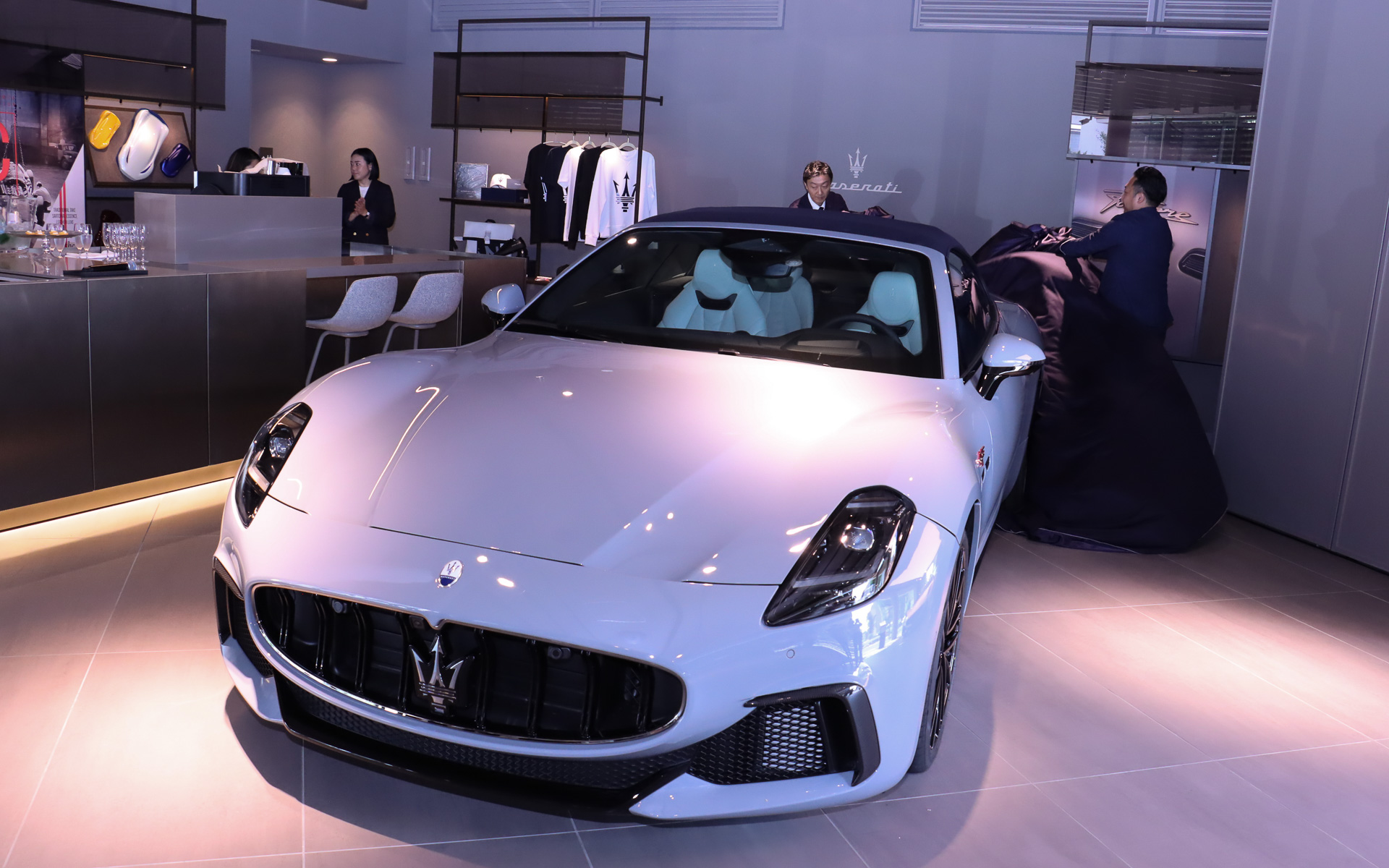 新型グランカブリオをアンベール