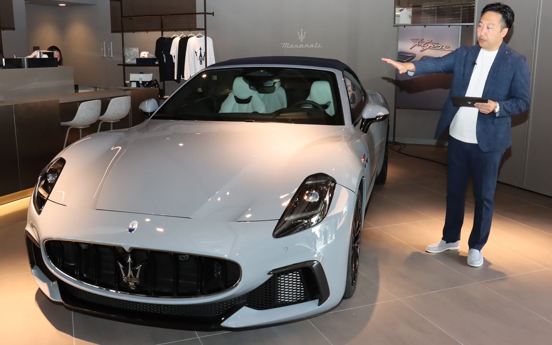 1枚のアルミ板から作り出された「コファンゴ」について解説する玉木氏