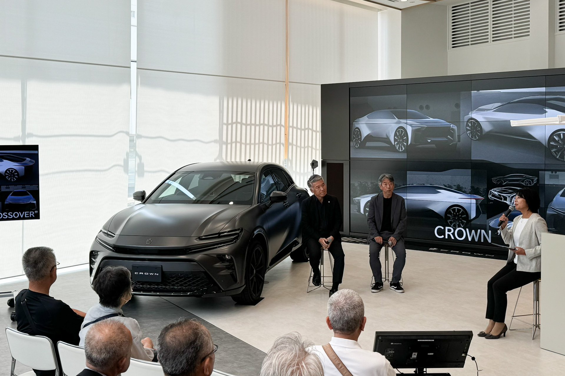 オープン当日に発表した限定販売車「クラウン スポーツ マットメタル」を前にトークショー