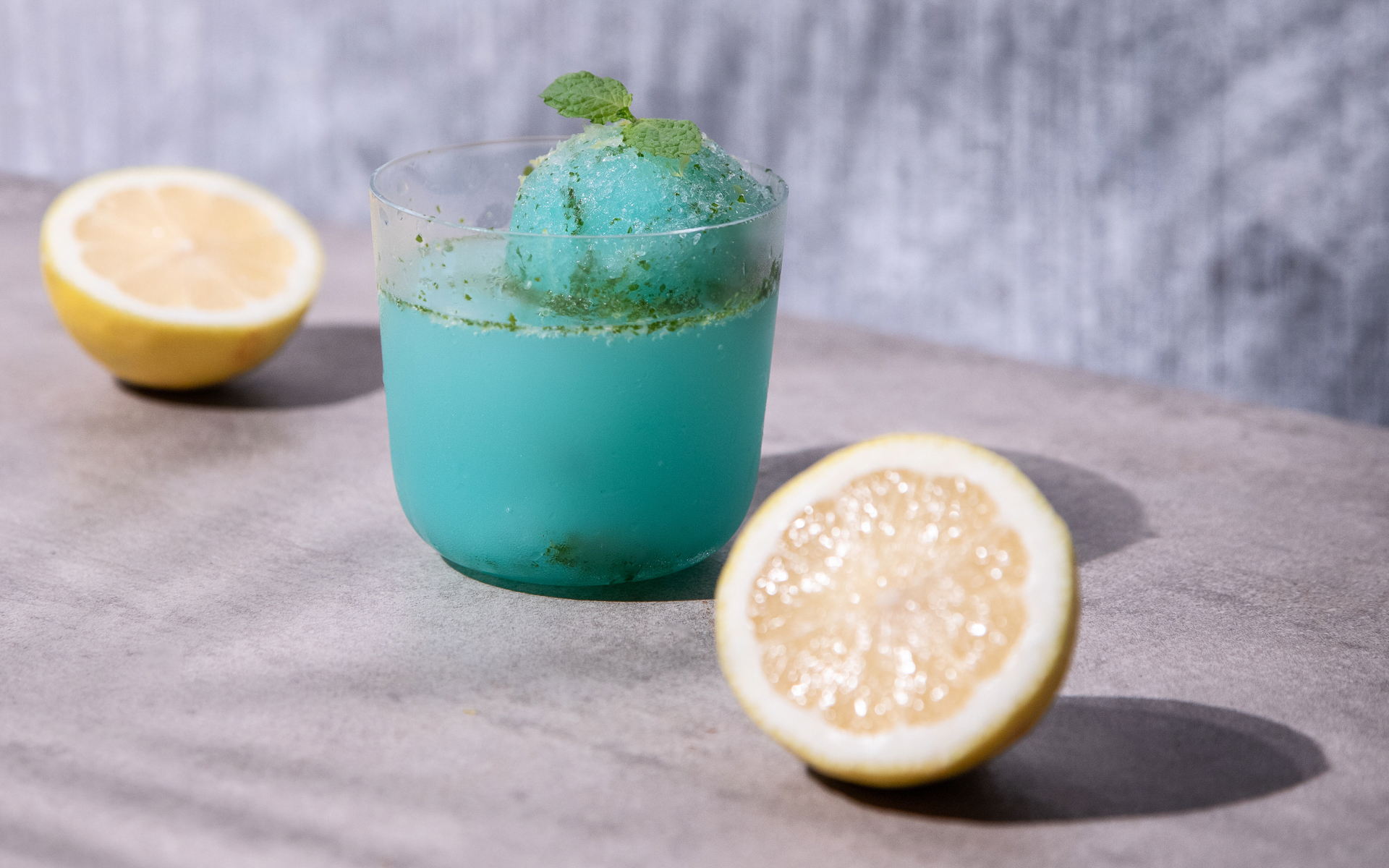 BMWは俳優の小澤征悦さんとコラボしたスペシャルドリンク「爽快なカルピス・ミント」を期間限定で販売する