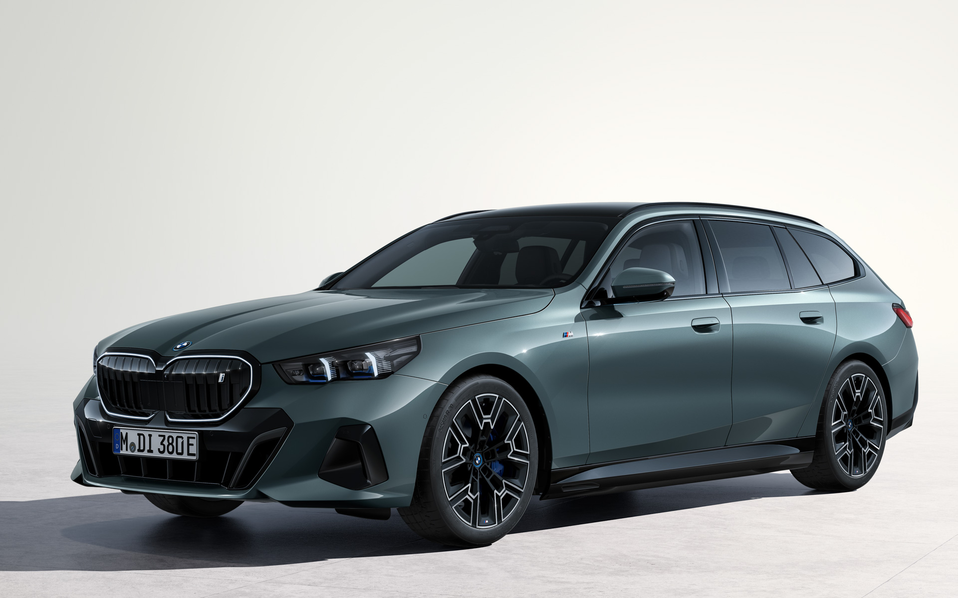 バッテリEV「i5ツーリング」