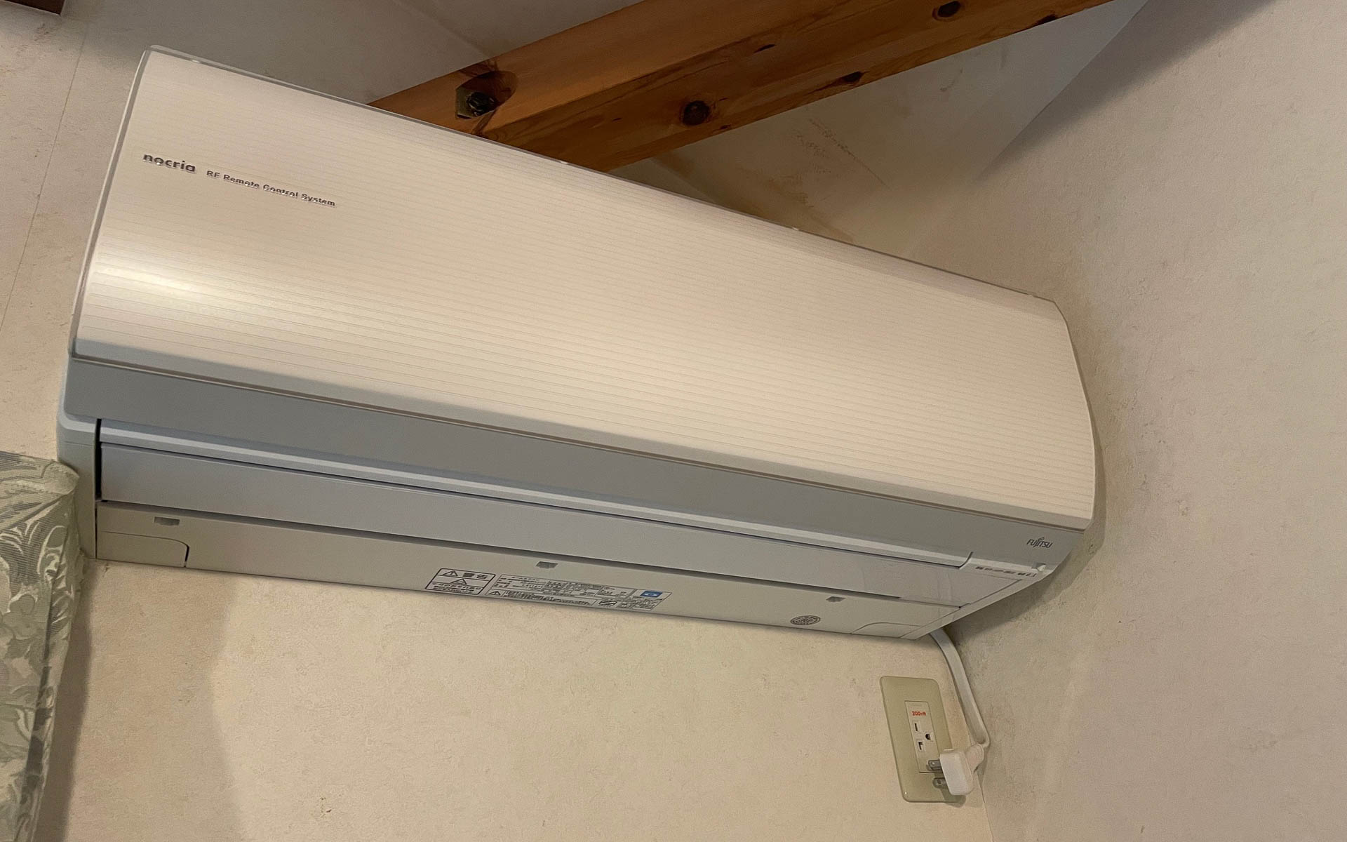 少なくとも12年は働いてくれたエアコン。今はなきサンヨー製。エアコンは10年で部品の在庫がなくなるという。そして10年で壊れる……。これもマーフィーの法則か？