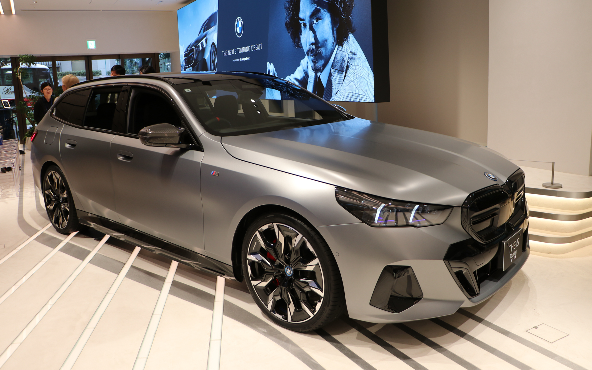 俳優の小澤征悦さんも試乗したというBMW新型バッテリEVモデルのi5ツーリング