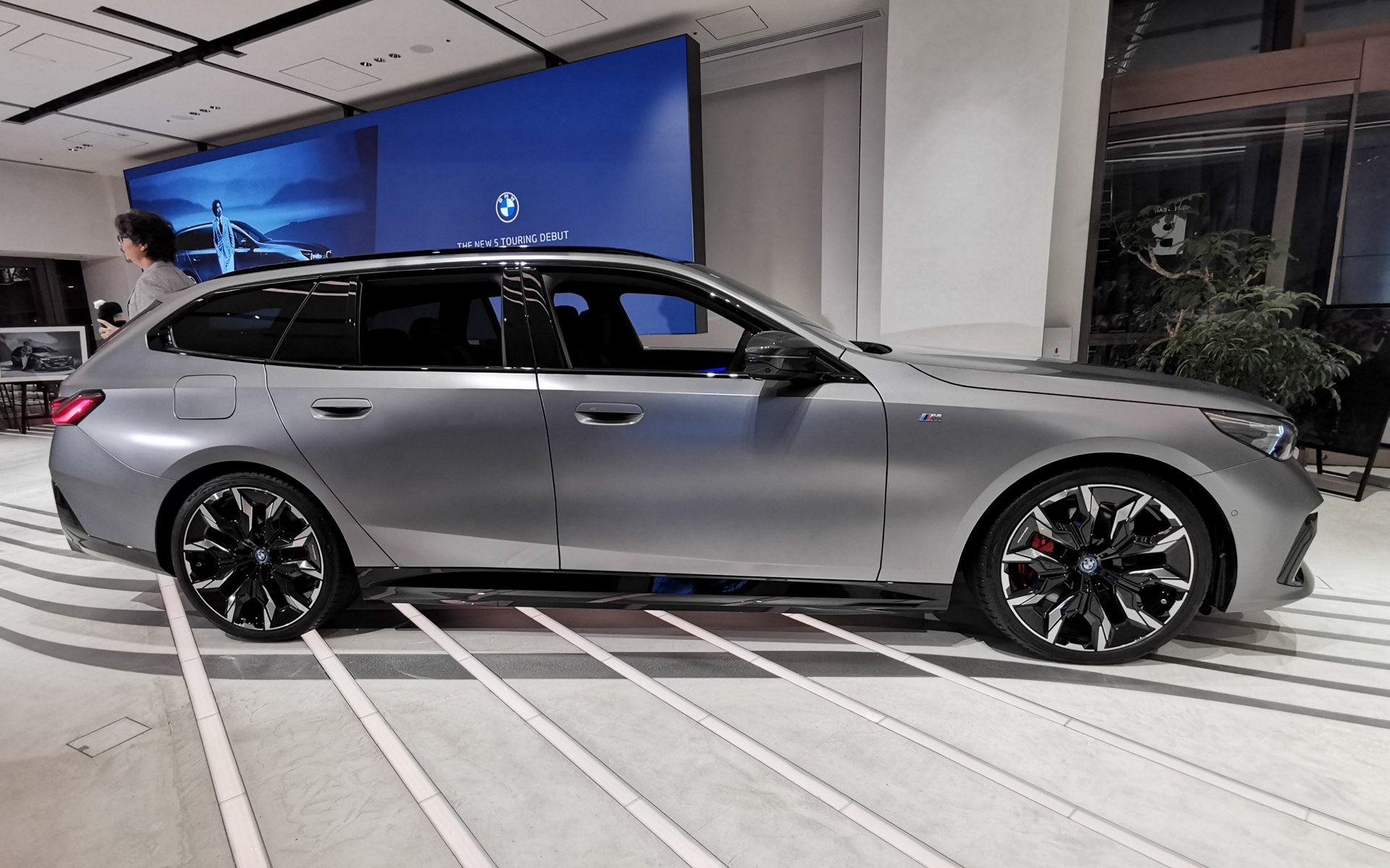 ボディカラーは金属を削り出したかのような美しさを際立たせるフローズン・マットを採用し、サイドラインを絶妙な彫刻的な美しさに仕上げている