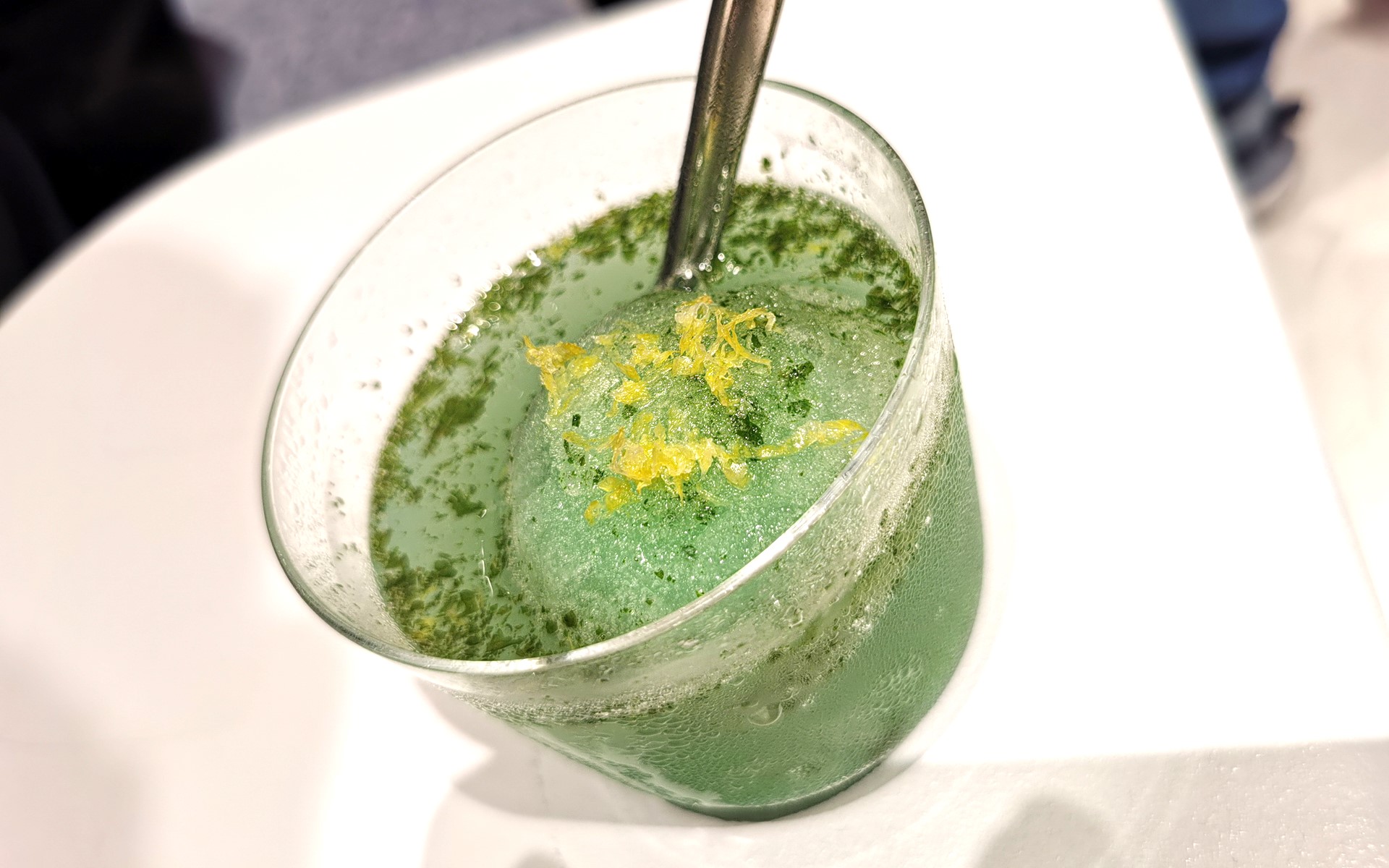 小澤さんとのコラボレーションドリンク「爽快なカルピス・ミント」。シャーベット状の塊をスプーンで崩しながら飲む、新感覚ドリング