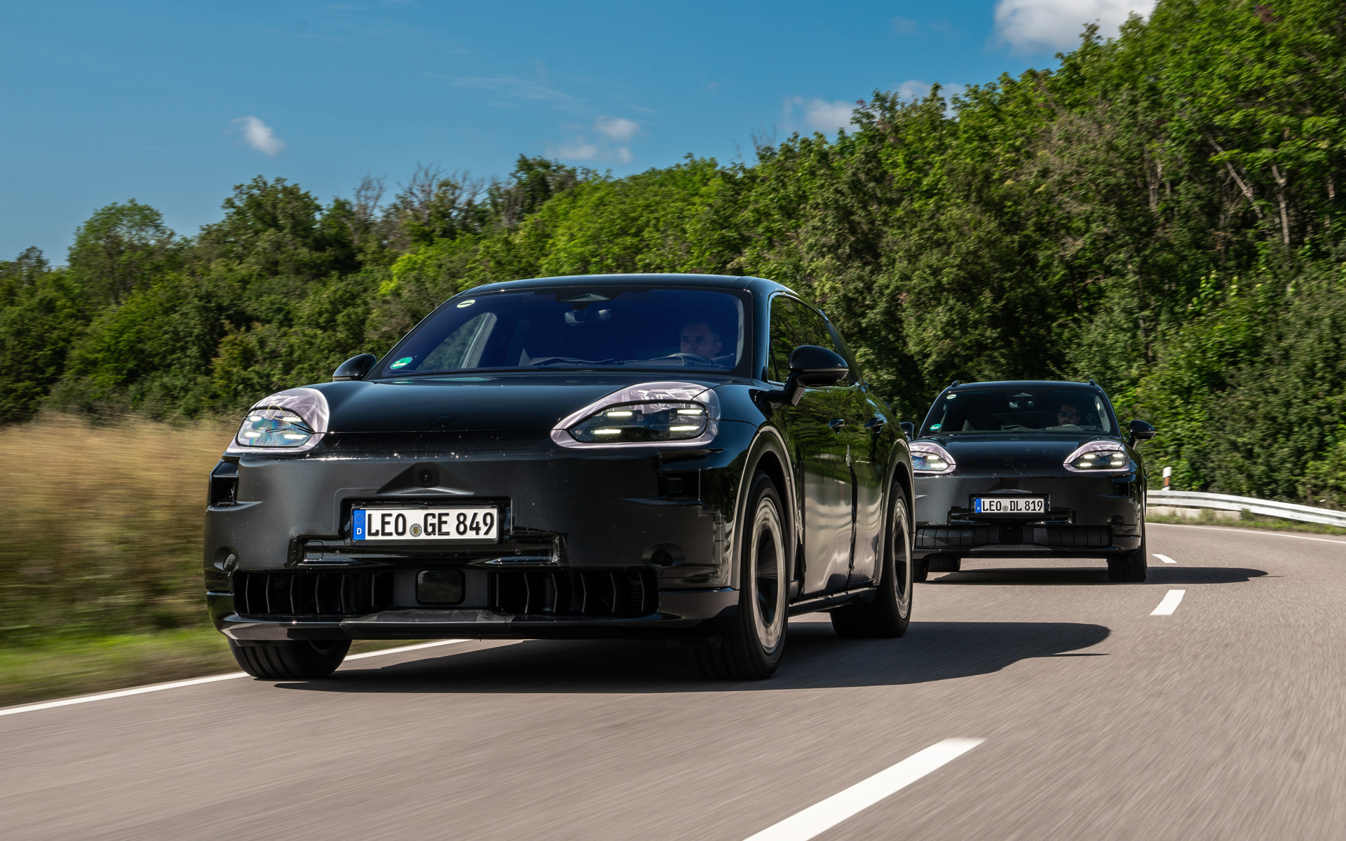 カモフラージュ姿でテスト走行を実施しているという第4世代のカイエン（プロトタイプ）