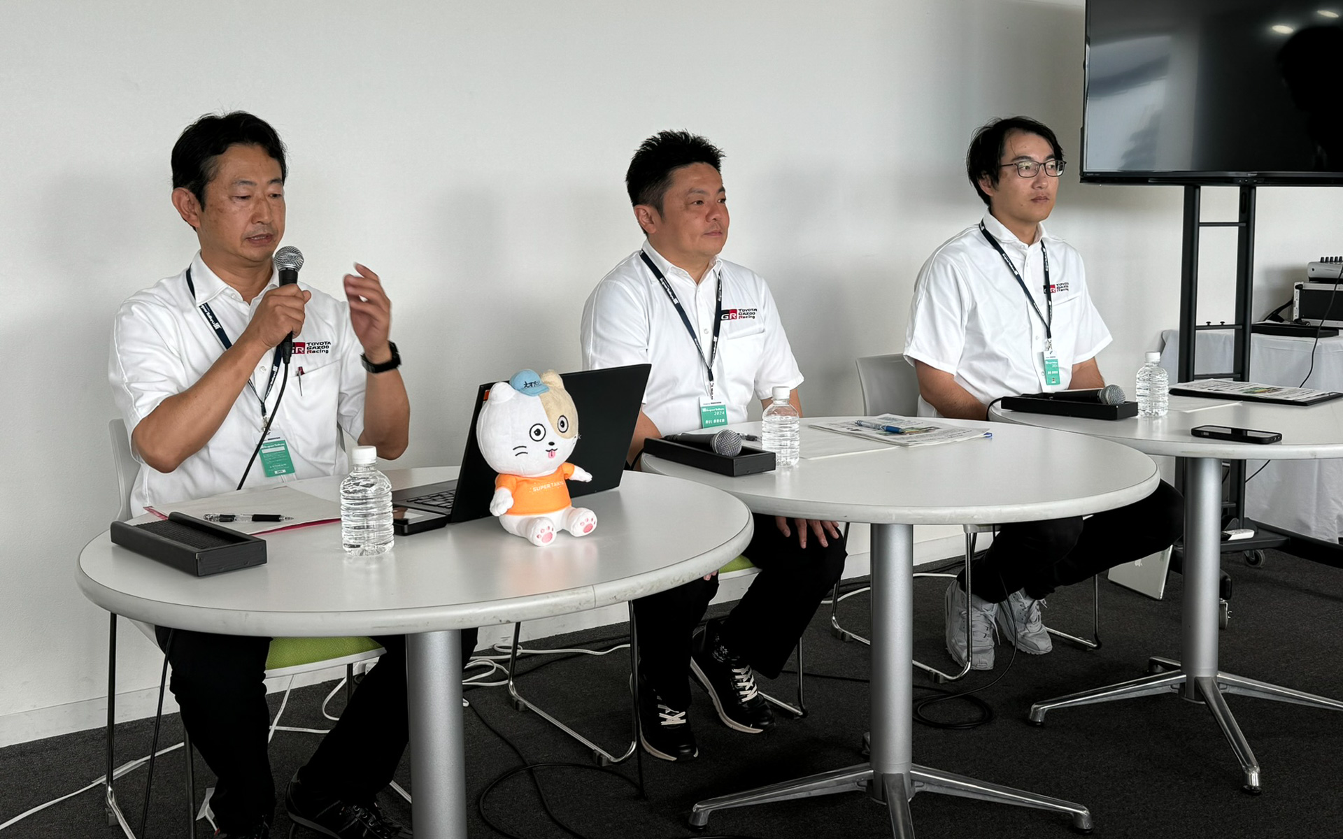 TOYOTA GAZOO Racing カンパニー プレジデント 高橋智也氏（中央）、同 GR車両開発部 先行開発室長 三好達也氏（右）、同 水素エンジンプロジェクト統括 主査 伊東直昭氏（左）