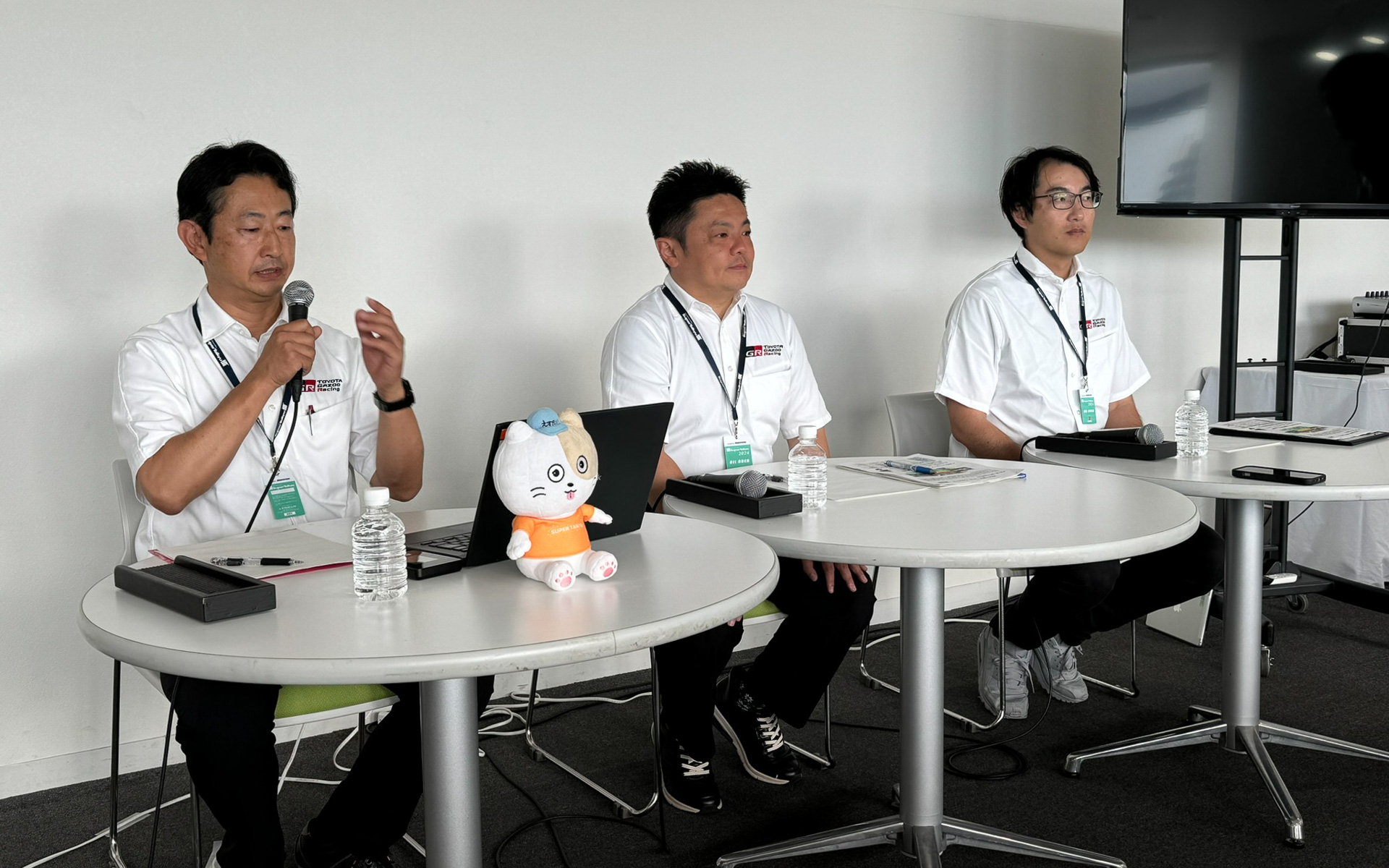 TOYOTA GAZOO Racing カンパニー プレジデント 高橋智也氏（中央）、同 GR車両開発部 先行開発室長 三好達也氏（右）、同 水素エンジンプロジェクト統括 主査 伊東直昭氏（左）