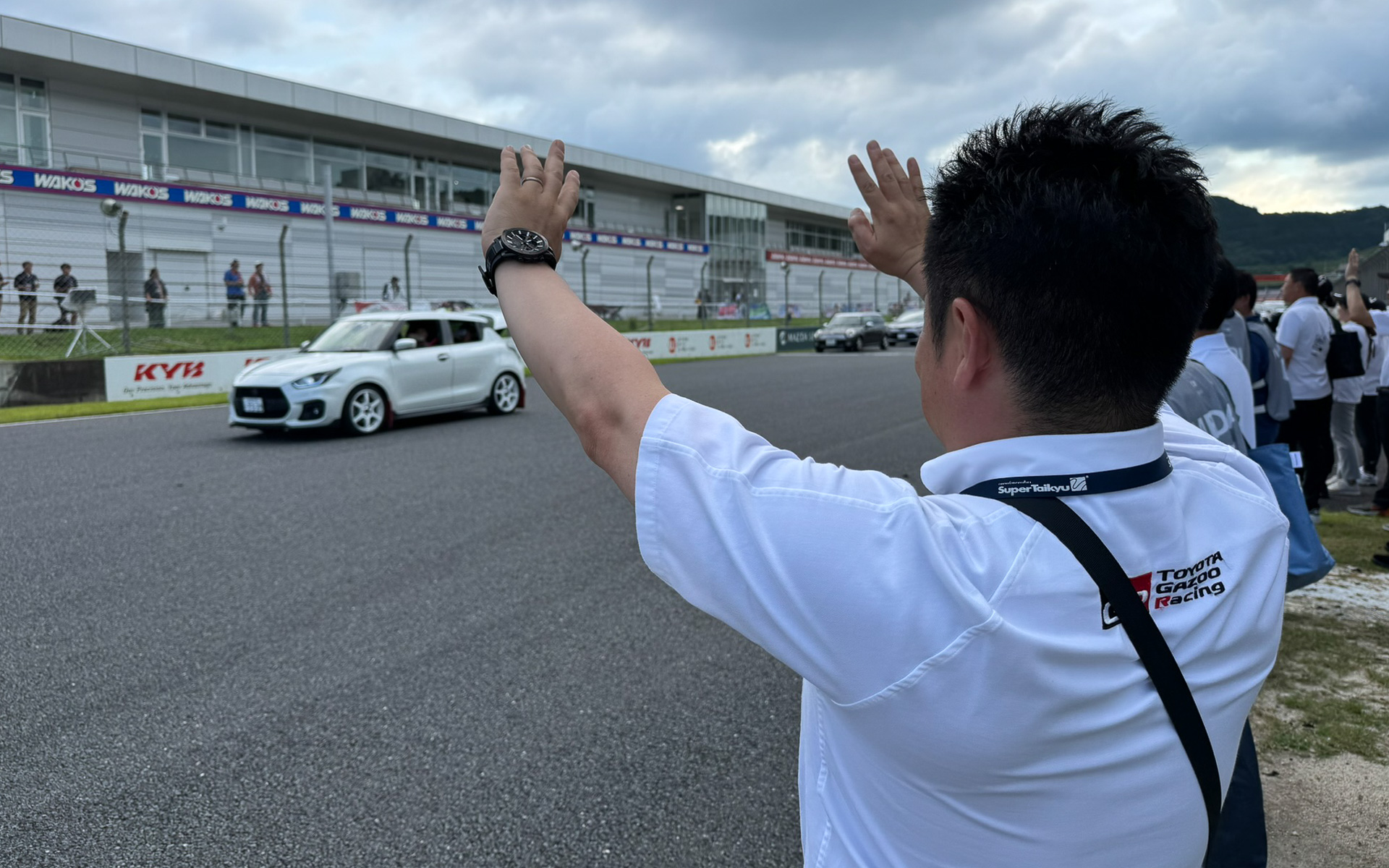 一般参加のパレードランでお手振りをする高橋GRカンパニープレジデント。やや「くま吉」っぽさを感じるのは気のせいか？