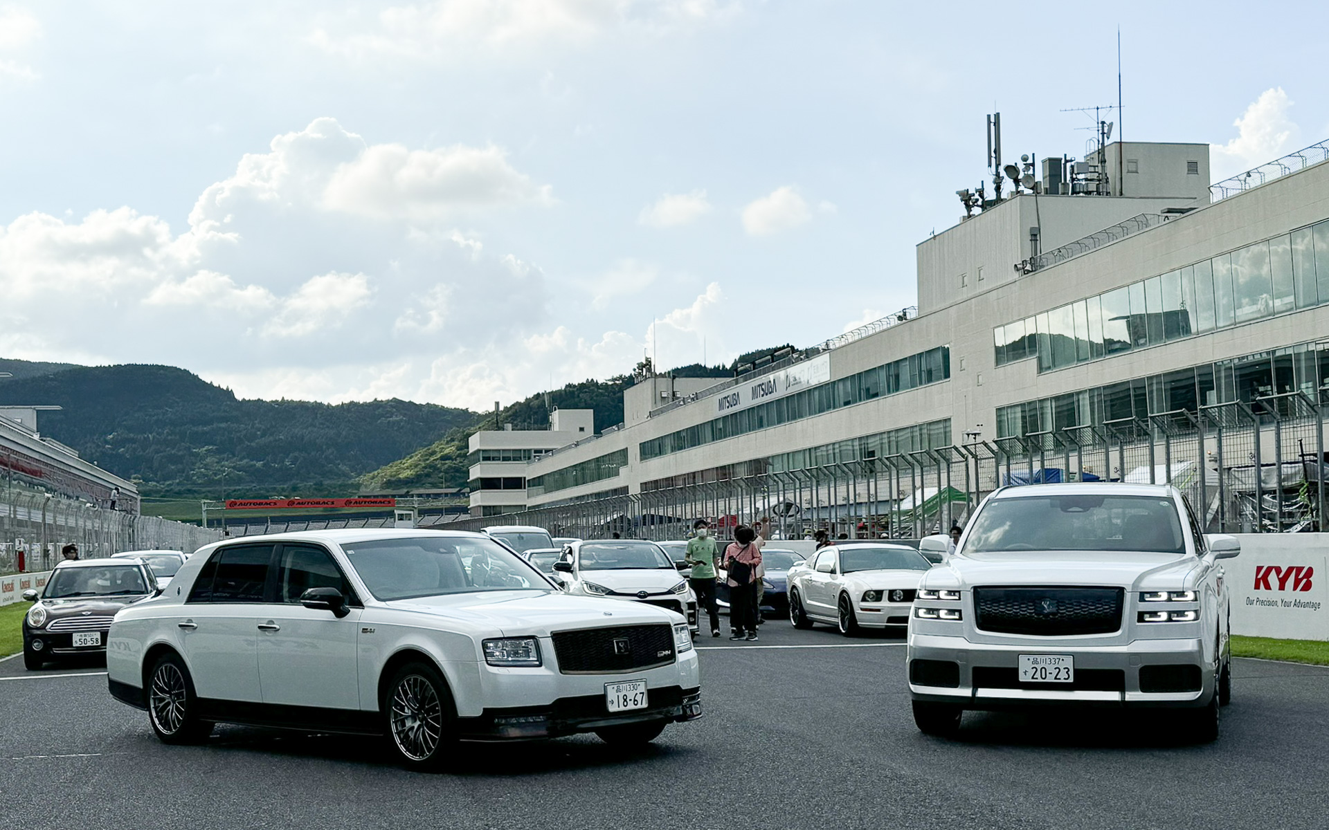 センチュリーGRMNとセンチュリーSUVを先頭にオートポリスでマイカーパレードラン