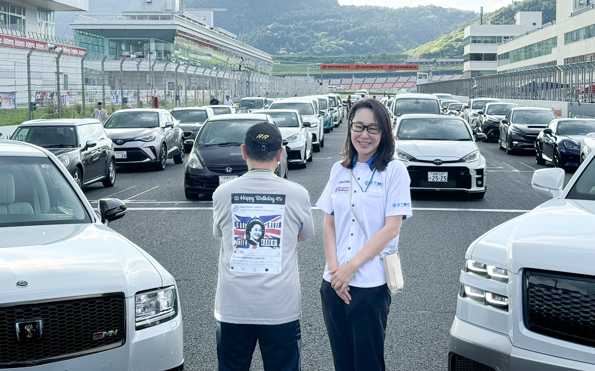 自作の「おかみTシャツ」を着て登場したモリゾウ選手。おかみとは、スーパー耐久未来機構 事務局長の桑山晴美氏。似てるかな？