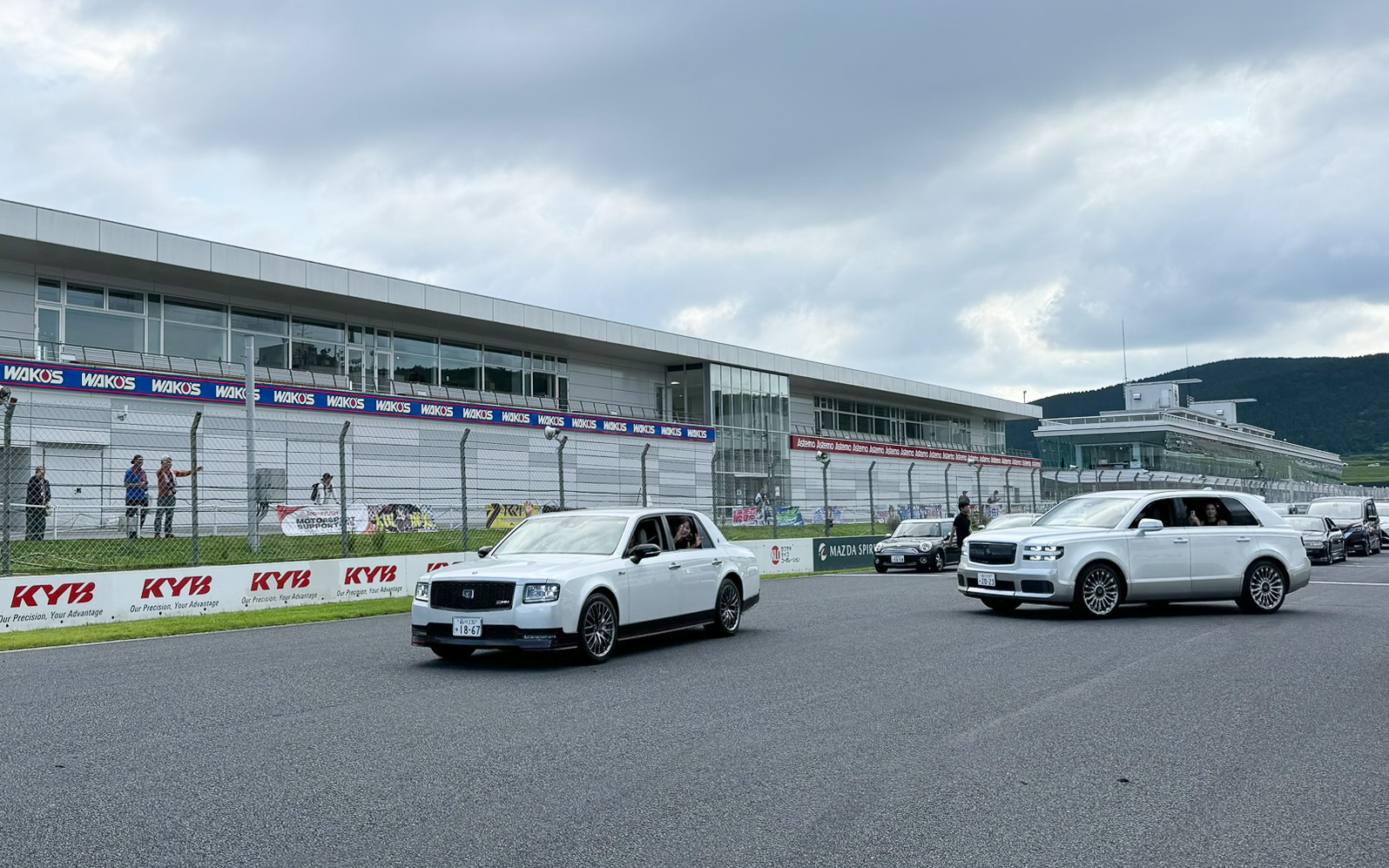 センチュリーを先頭にパレードラン開始。コースを2周できる