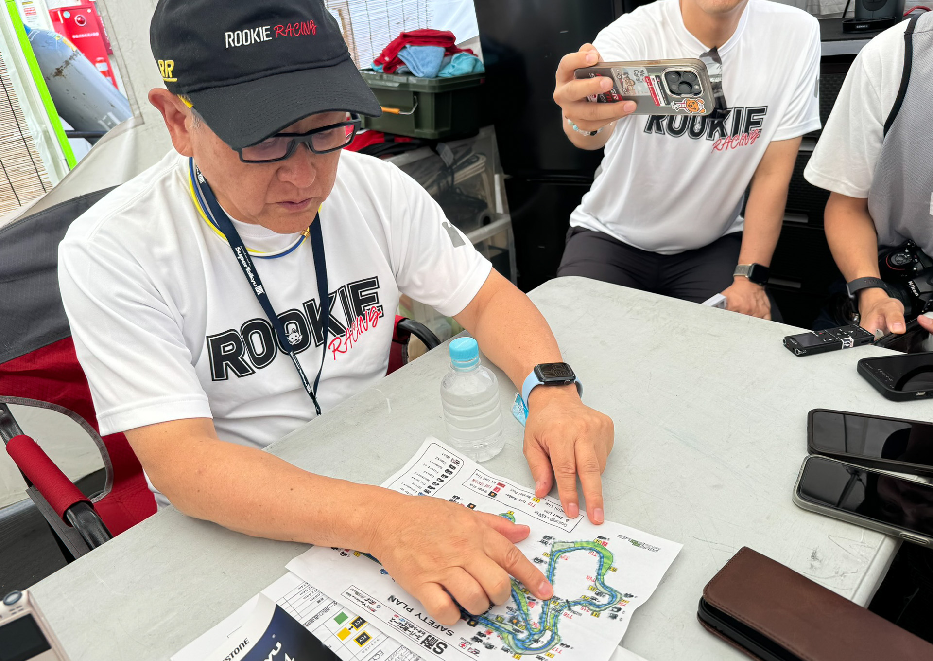 パレードランのコース説明を行なうモリゾウ選手。「あのコーナーがね……」