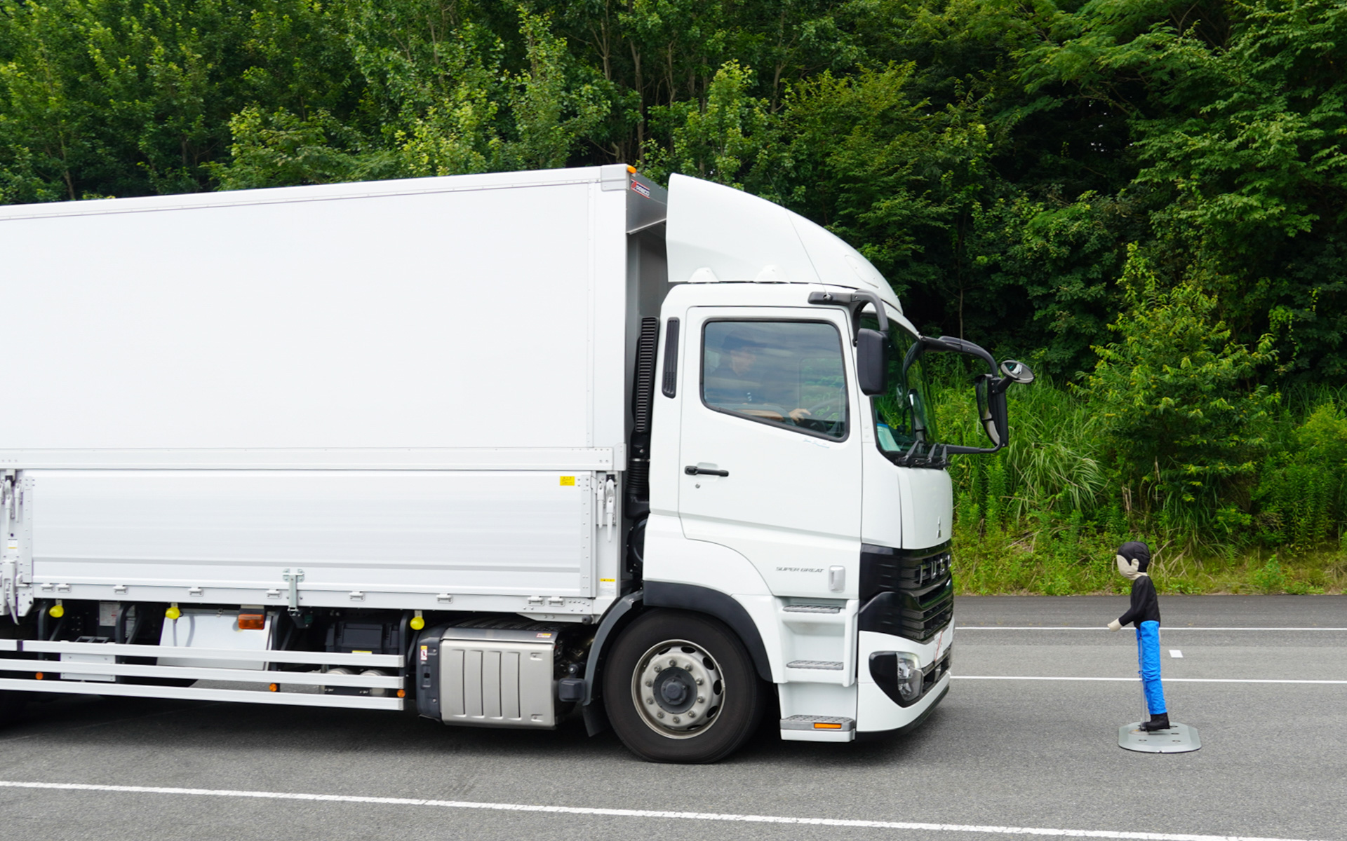 自動的にブレーキがかかり停止したところ。フロントサスペンションが大きく沈んでいる