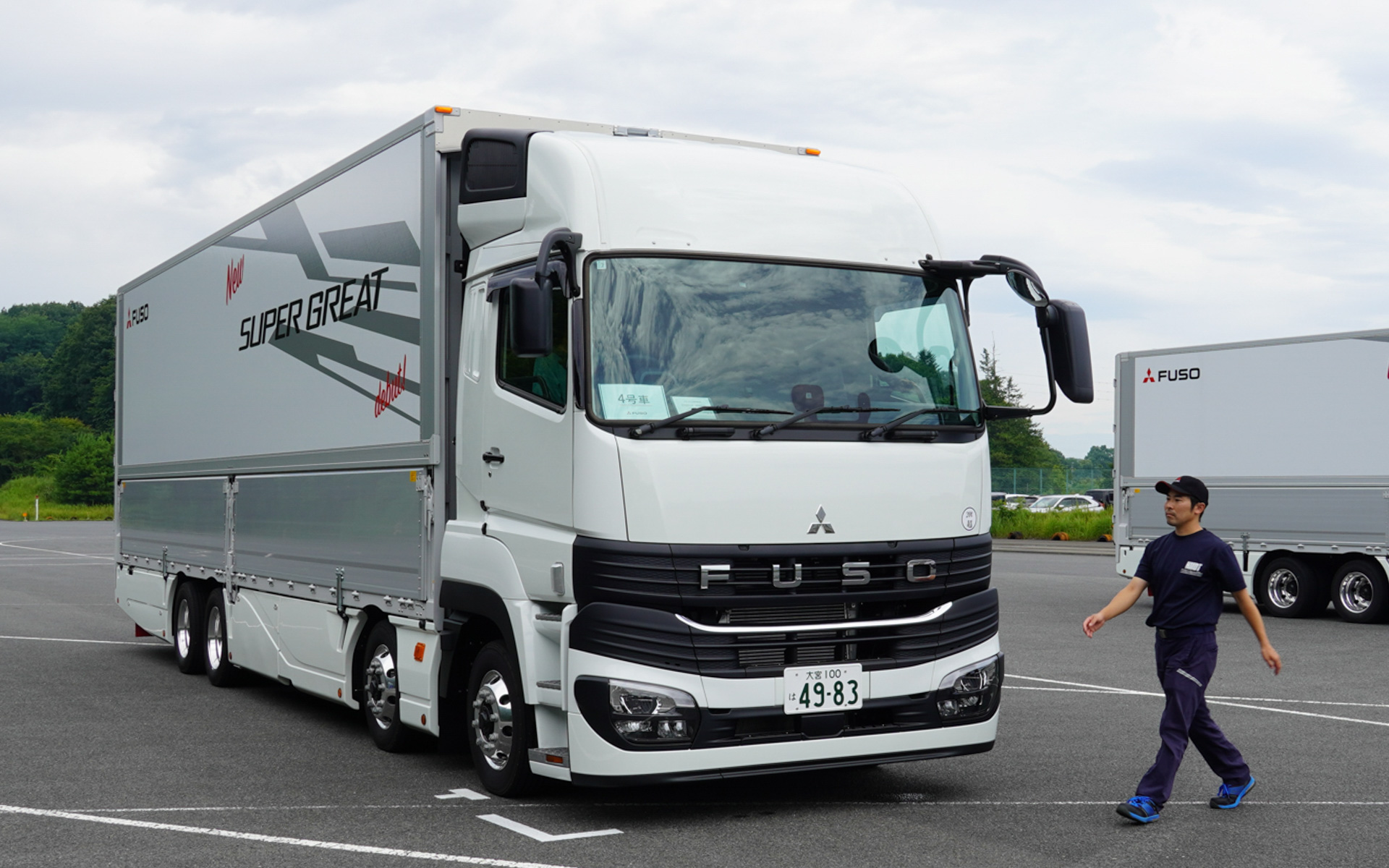 人がトラックの直前を横切る