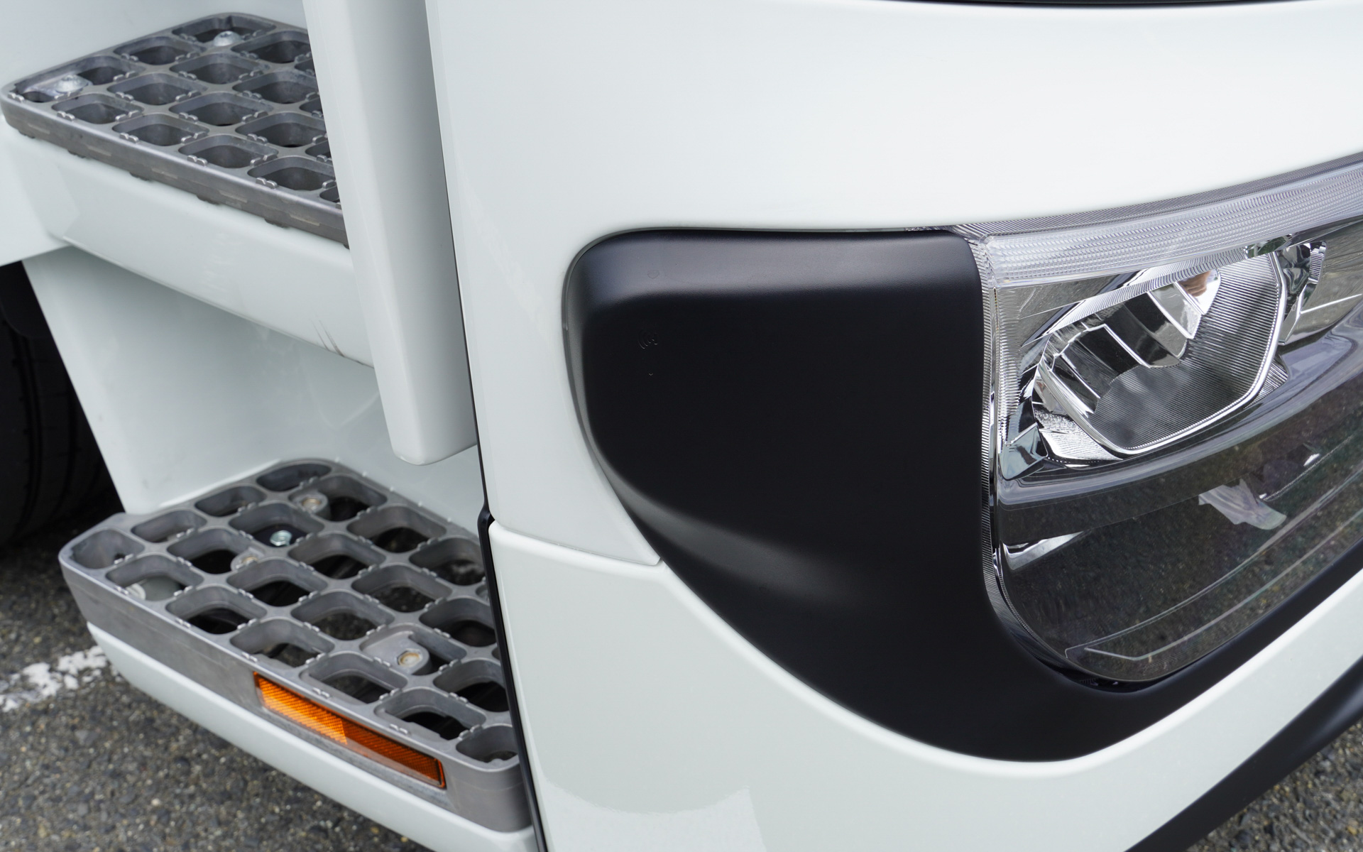 左右センサーはこの位置にあり、黒いパーツをよく見ると、センサーのアイコンが記されている