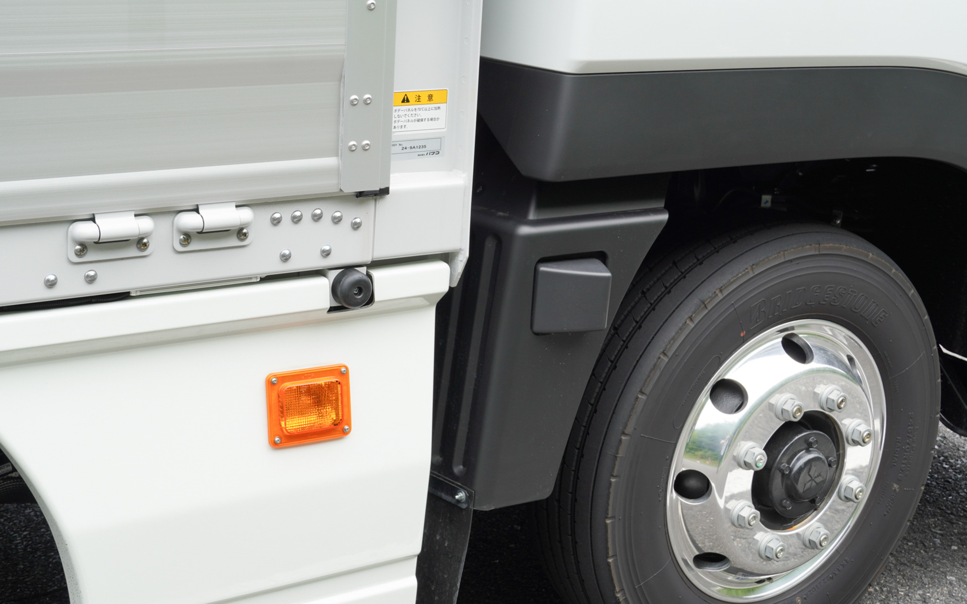 センサーの位置は前輪の後ろになる。このクルマは低床4軸車でタイヤが小さい仕様だが、3軸車も装着方法は若干異なるがタイヤ後ろの位置になる