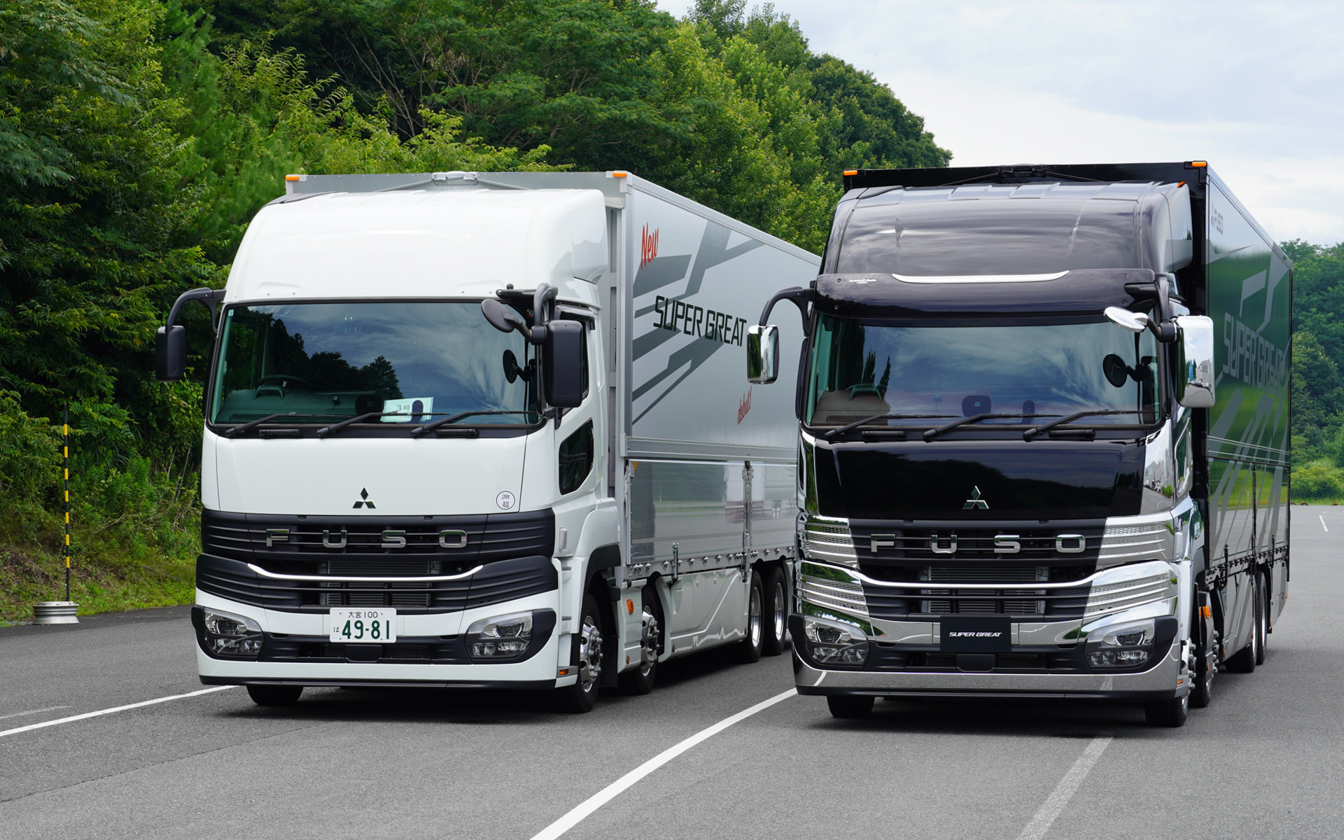 今回、ノーマル状態のスーパーハイルーフ、PREMIUM Lineのほか、ジャパントラックショーに展示したPREMIUM Line（Executive Package）のドレスアップモデル（右）も展示していた